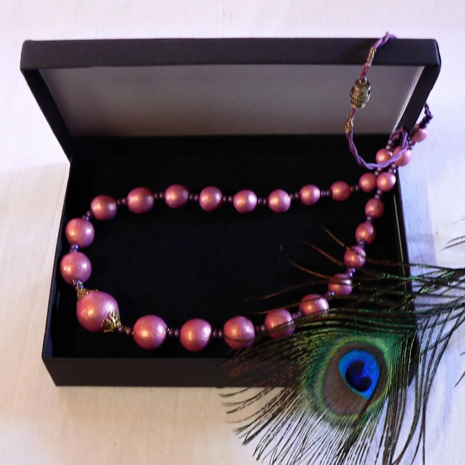 Gioielli da donna: Collana lunga in perline di ceramica, su laccio in pelle sintetica, colore rosa, linea Jean