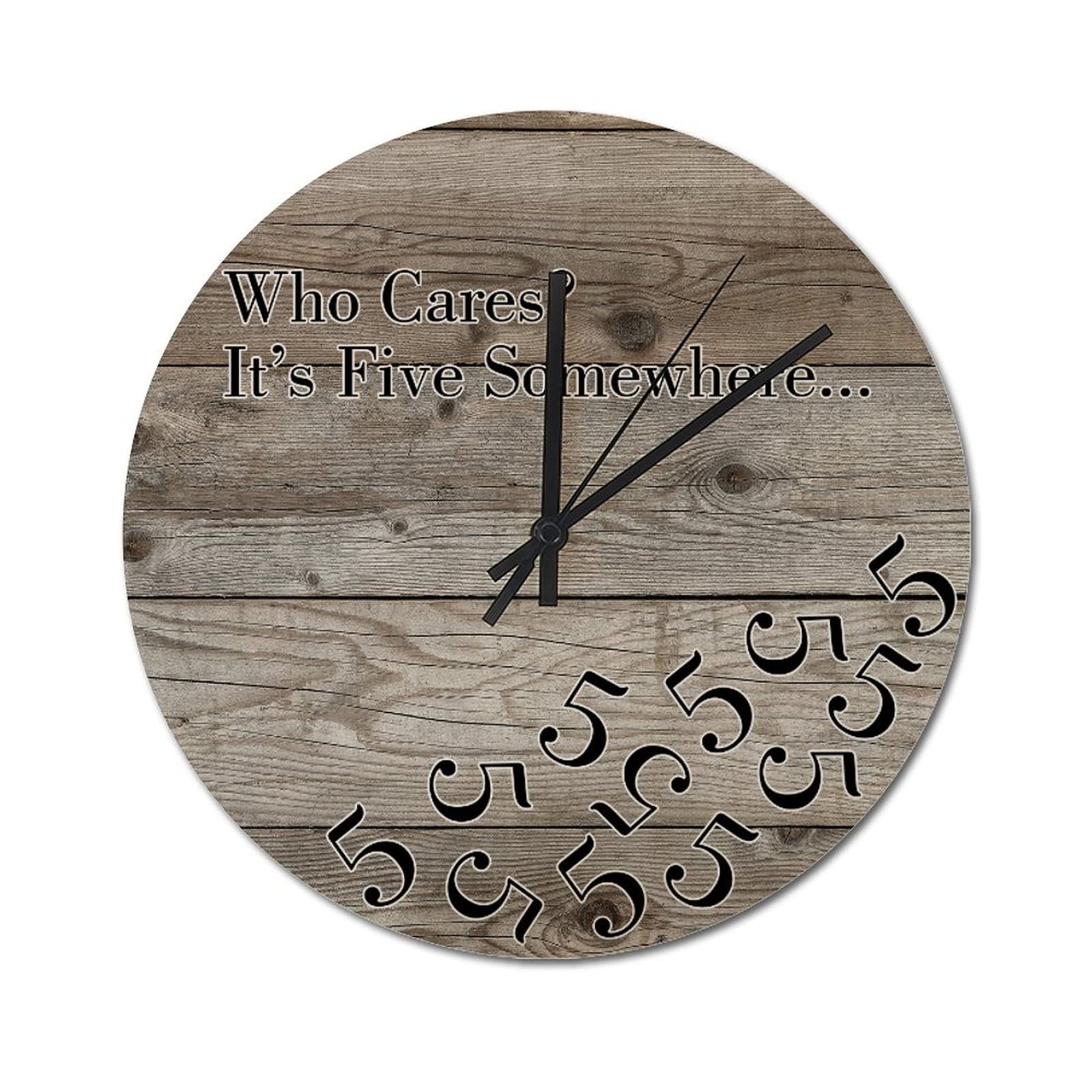Horloge ronde rustique Who Cares It's Five Somewhere pour ambiance bistrot retro de salon