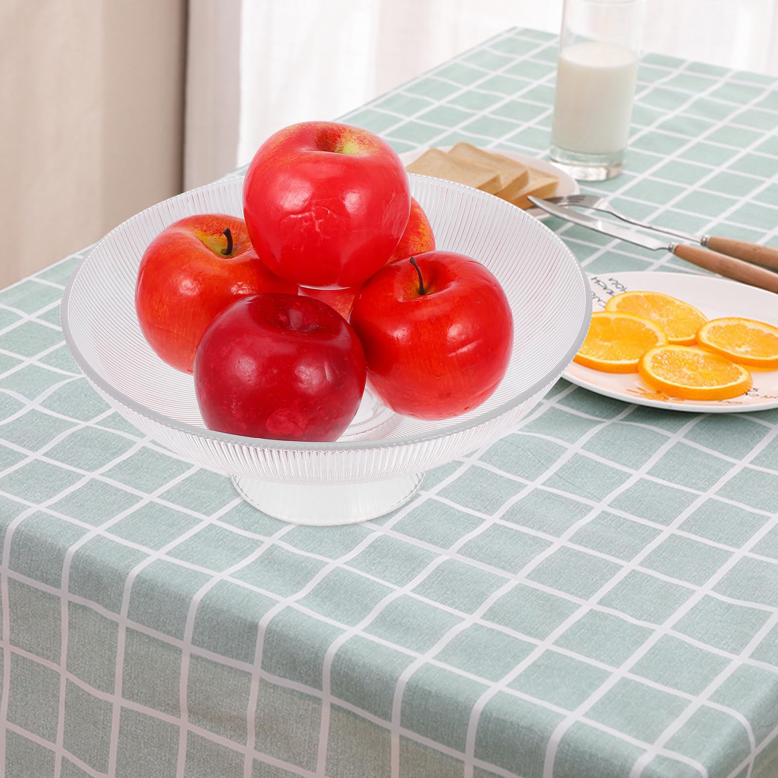 Servierschüssel aus klarem Glas mit hohem Sockel und vertikaler Textur, ideal für Obst und Desserts bei Familienfeiern und Tischarrangements