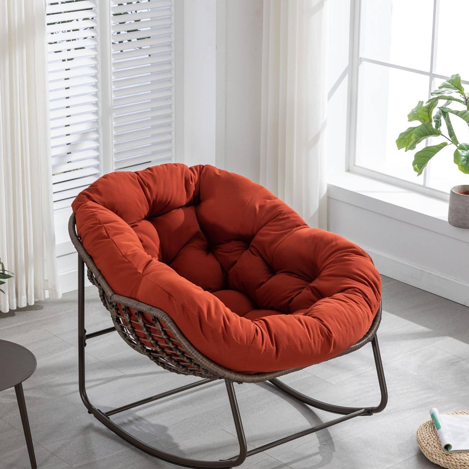 Sedia a dondolo da veranda per uso interno ed esterno - Reclinabile in rattan a 30° con cuscino imbottito,Carico massimo 250 libbre (117 kg) - Ideale per patio,giardino e soggiorno,Orange