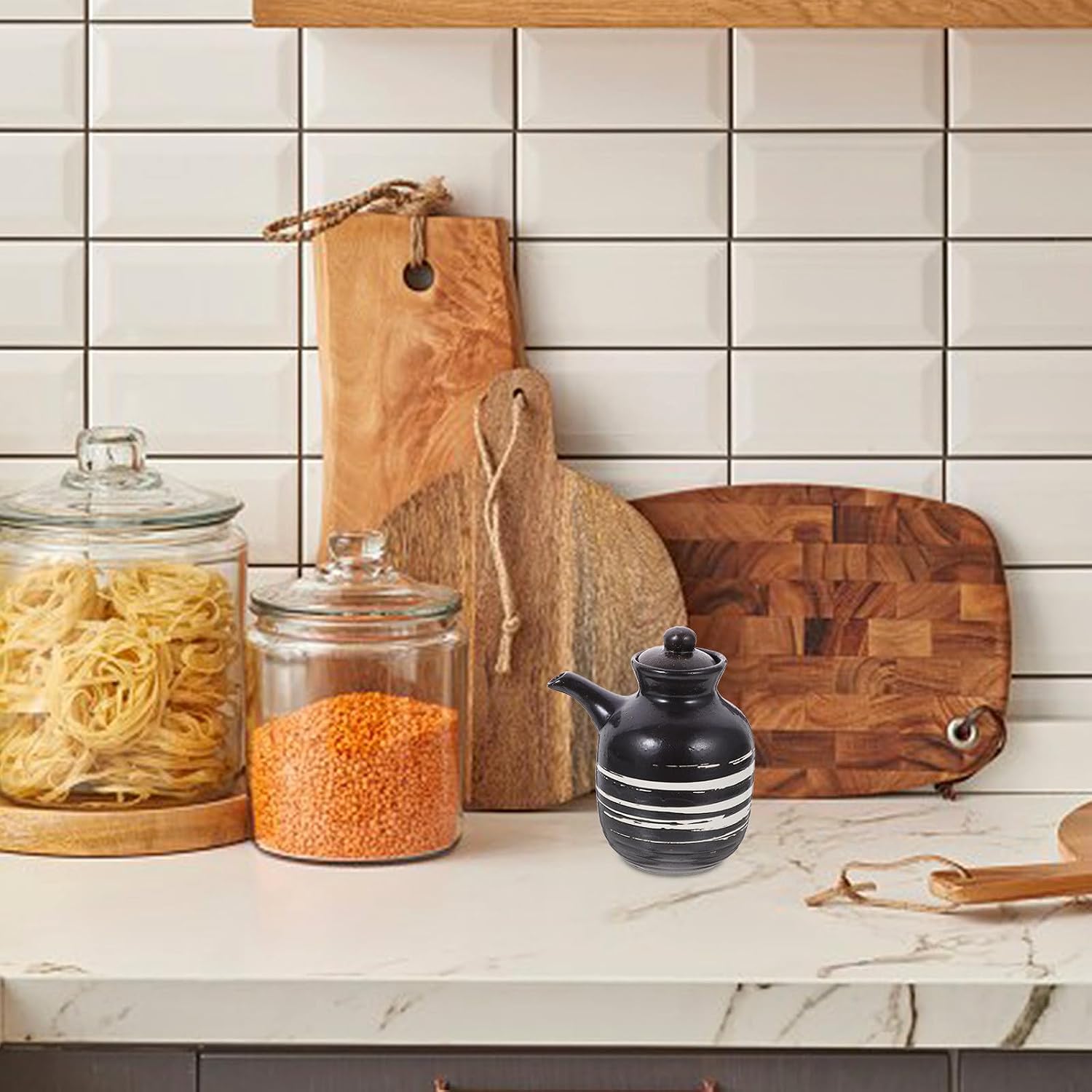 Ceramic Vinegar Dispenser 160ml Black Kitchen Spice Jar with Fine Workmanship and Smooth Material for Kitchens and Restaurants