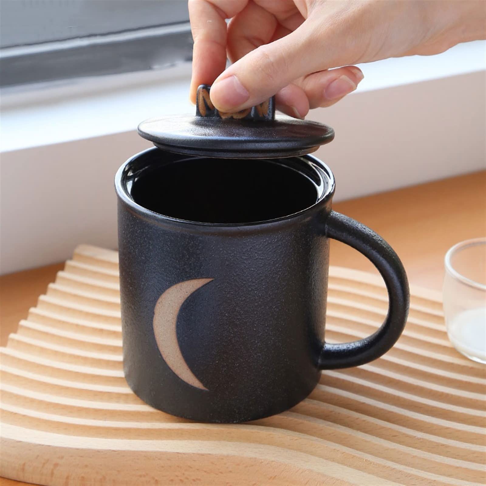 Becher Tassen 400 ml grobe Keramik-Wassertasse mit Deckel, Sonne-Mond-Muster, Haushalt, Paarbecher, Büro, gebrühte Kaffeetasse Kaffee-Trinkbecher (Color : Schwarz)