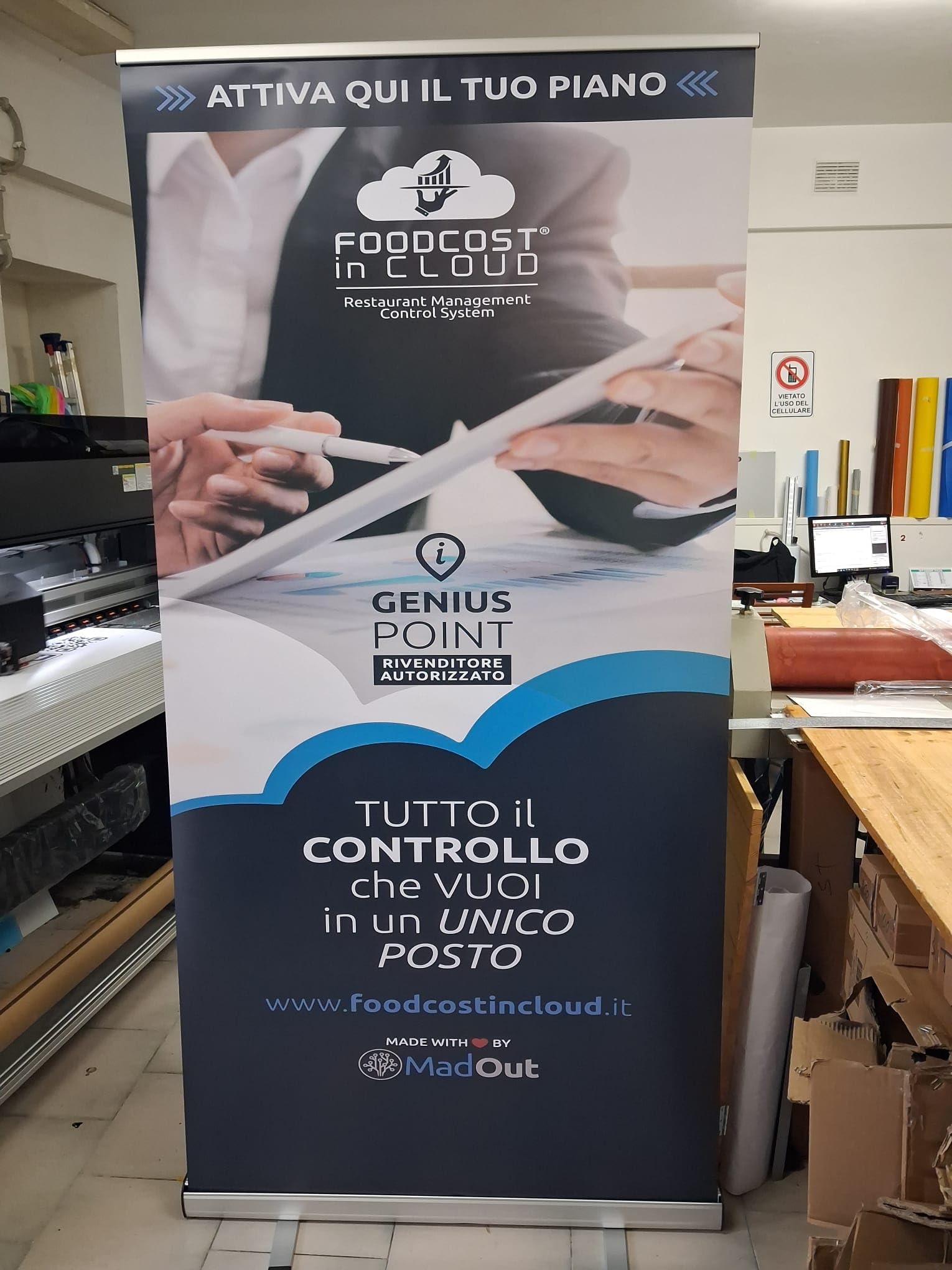 Roll Up Pubblicitario Personalizzato Stampa HD Modello STRONG Espositore Avvolgibile in Alluminio con Tela Premium Anti-Arricciamento Ideale per Fiere, Eventi e Negozi, 100 x 200 cm