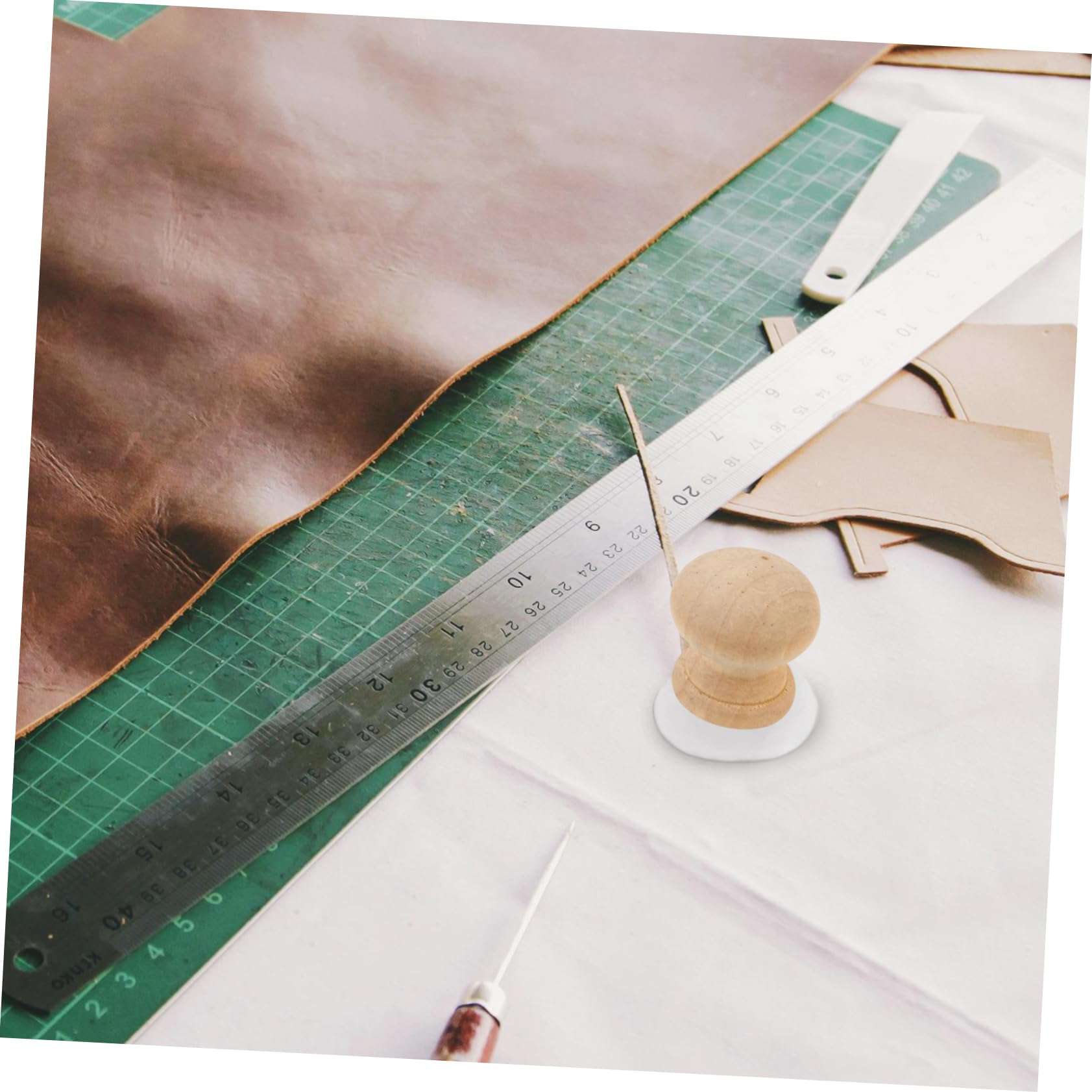 4 Piezas Herramienta de Costura para Acolchado con Mango de Madera y Succión Fuerte Regla Fijadora Portátil para Patchwork y Patronaje Accesorio Preciso para Costura Manual