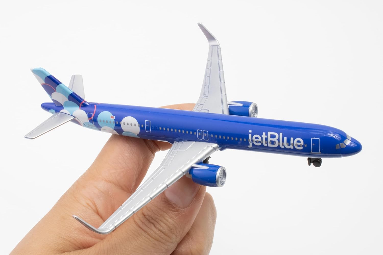 Daron 12-Piece jetBlue A321 Balloons Livery Airport Die-Cast Metal and Plastic Airplane, Vehicles, and Accessories Playset Toy and Collectible, for Age 3+