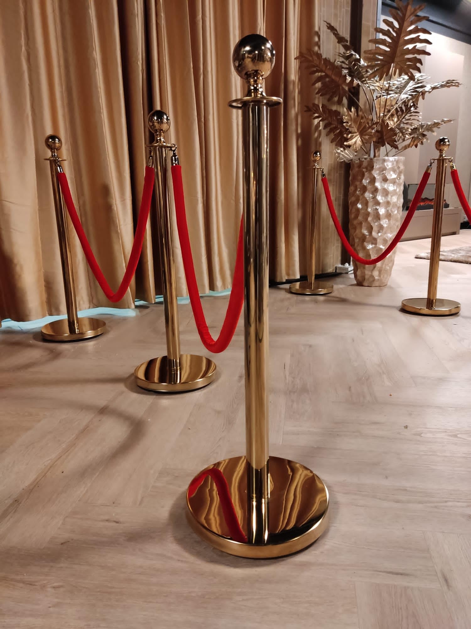 Vip Poteau de dépôt doré 3 pièces - Cordon rouge 150 cm - 6,5 kg par poteau - Poteaux de clôture pour mariage, restaurant et club
