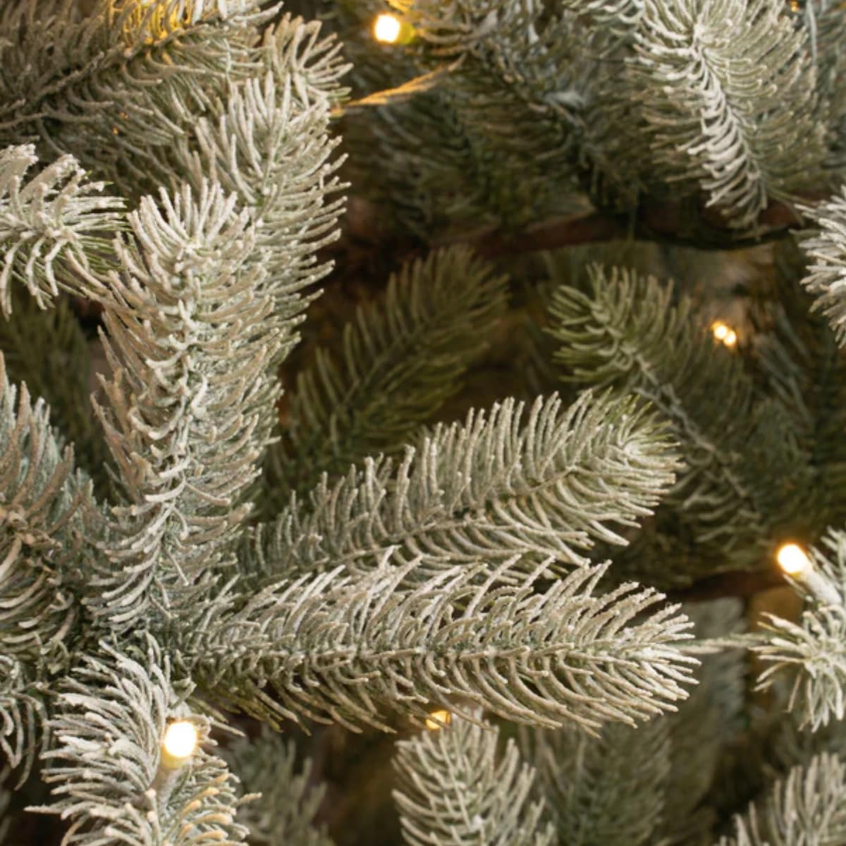 Black Box Trees Nagoya Sapin de Noël Artificiel avec éclairage LED Blanc Chaud - H 210 x Ø 115 cm - Vert givré
