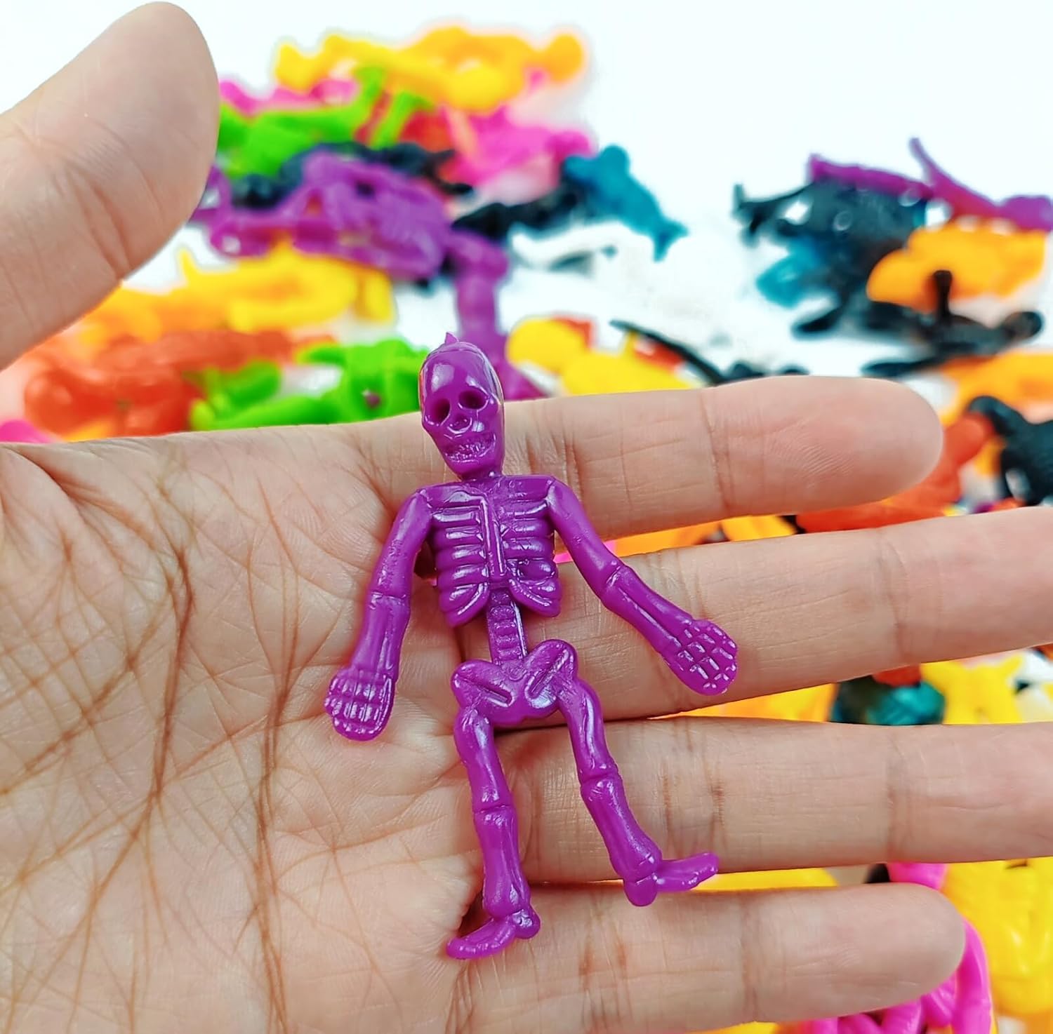 TIHOOD 100PCS Halloween Skeleton Squishy Toys, Assorted Color Stretchy Skull Toys for Party Favors, Happy Halloween Goody Bag Fillers, Kids Boys & Girls