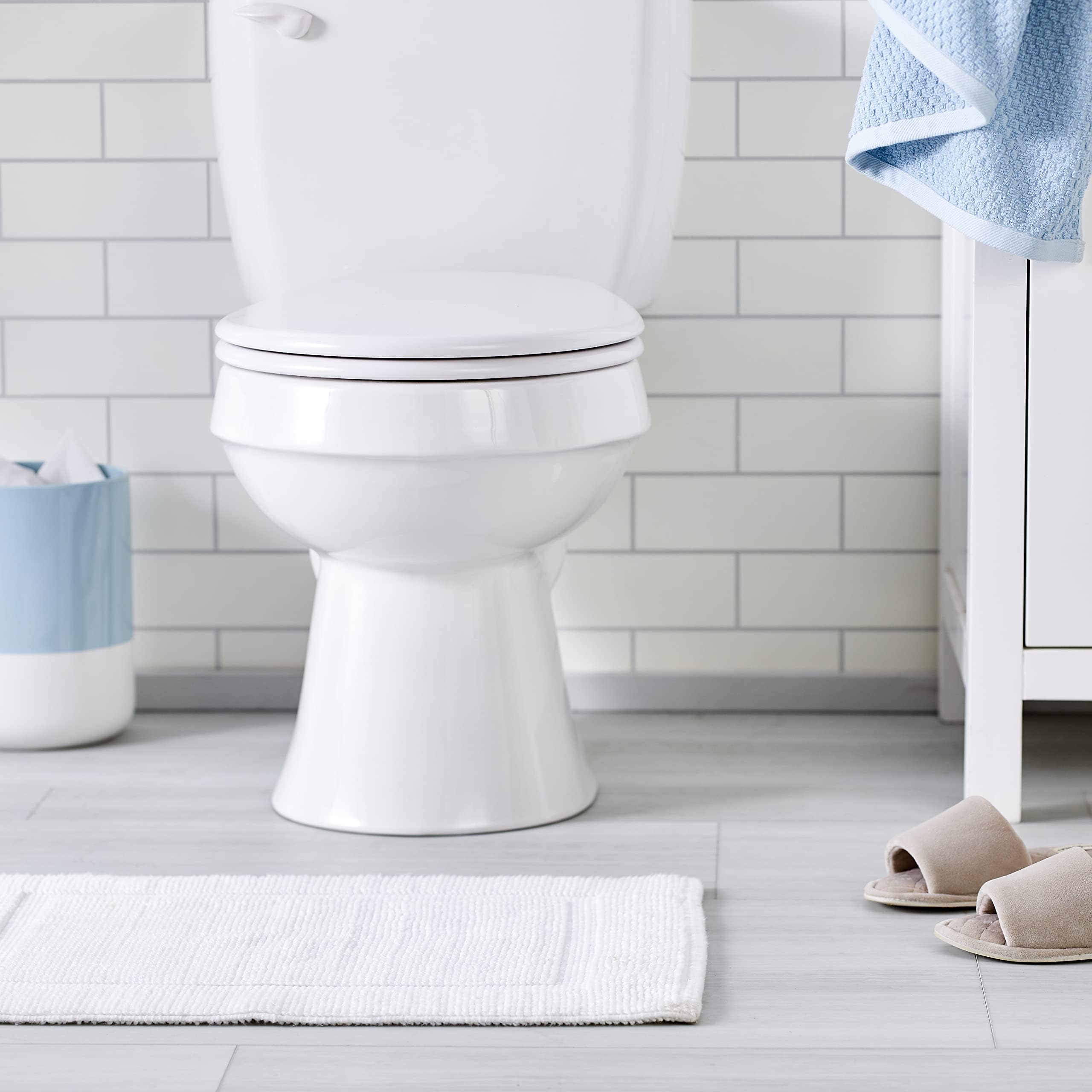 Amazon Basics Ovalado Asiento de inodoro de cierre suave, resistente, de liberación rápida, material de urea, tamaño universal, 37 x 42.5 cm, Blanco