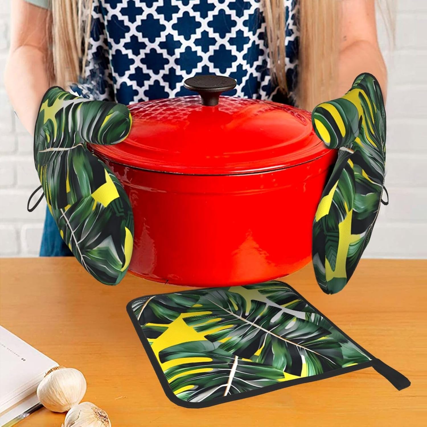 Tropical Banana Palm Leaves Print Heat Resistant Microwave Gloves, Used for Baking, Cooking, and Fashion Kitchen Essentials
