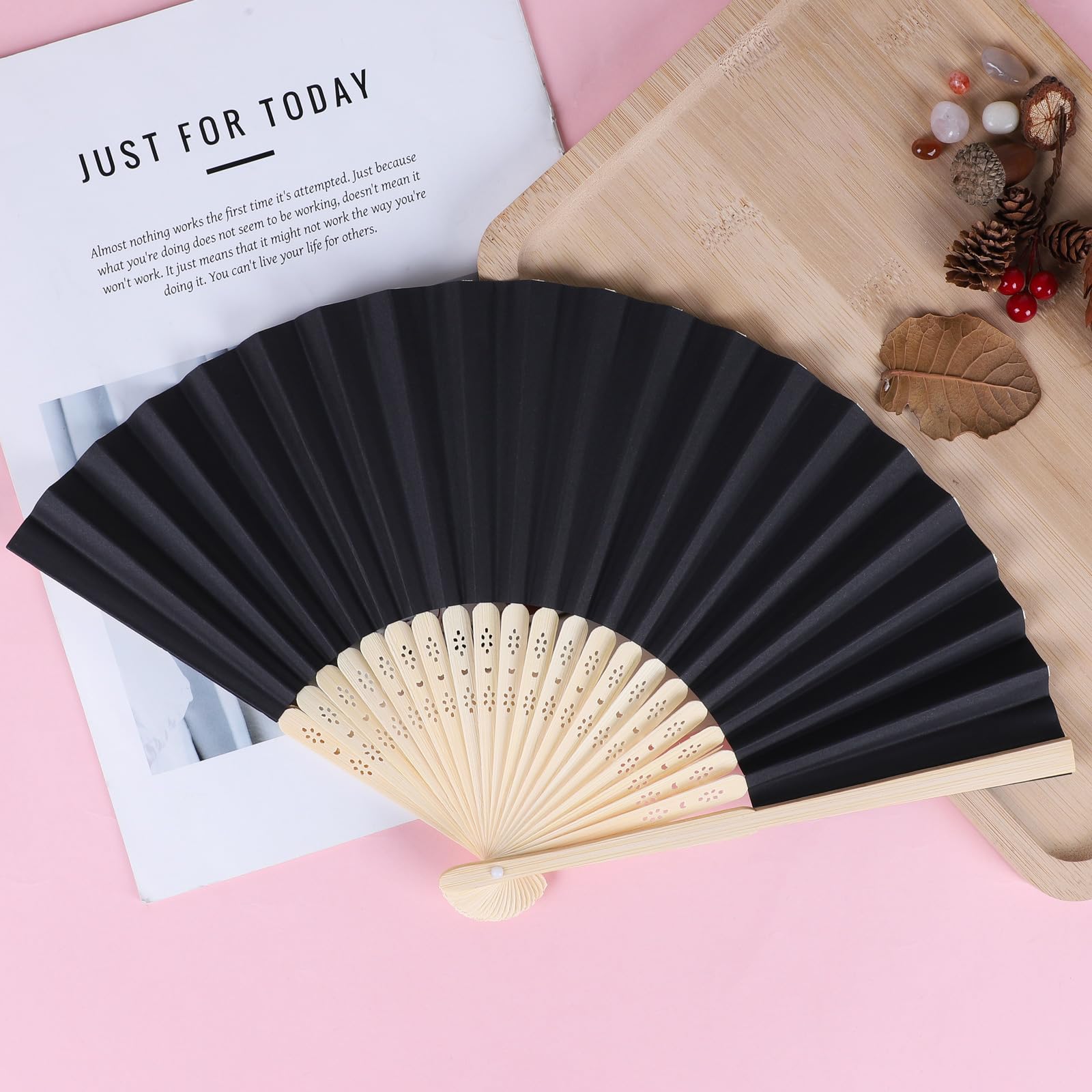 SWAWIS 28 Pièces Eventails en Papier Noir, Éventails Pliants Pliable avce 30 Sacs en Organza & Cartes de Remerciement, Éventail Mariage pour Baptêmes Décorations de Fêtes DIY, Eventail