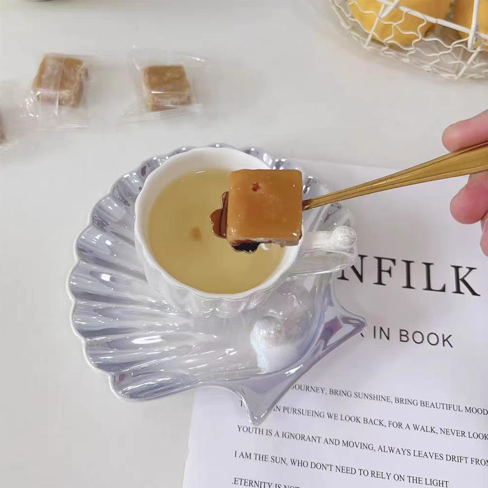 Tazza e piattino in ceramica con conchiglie perlate, 236,8 ml, tazza da caffè vintage, tazza da cappuccino, tazza da latte art per tè pomeridiano, regalo di compleanno (viola)