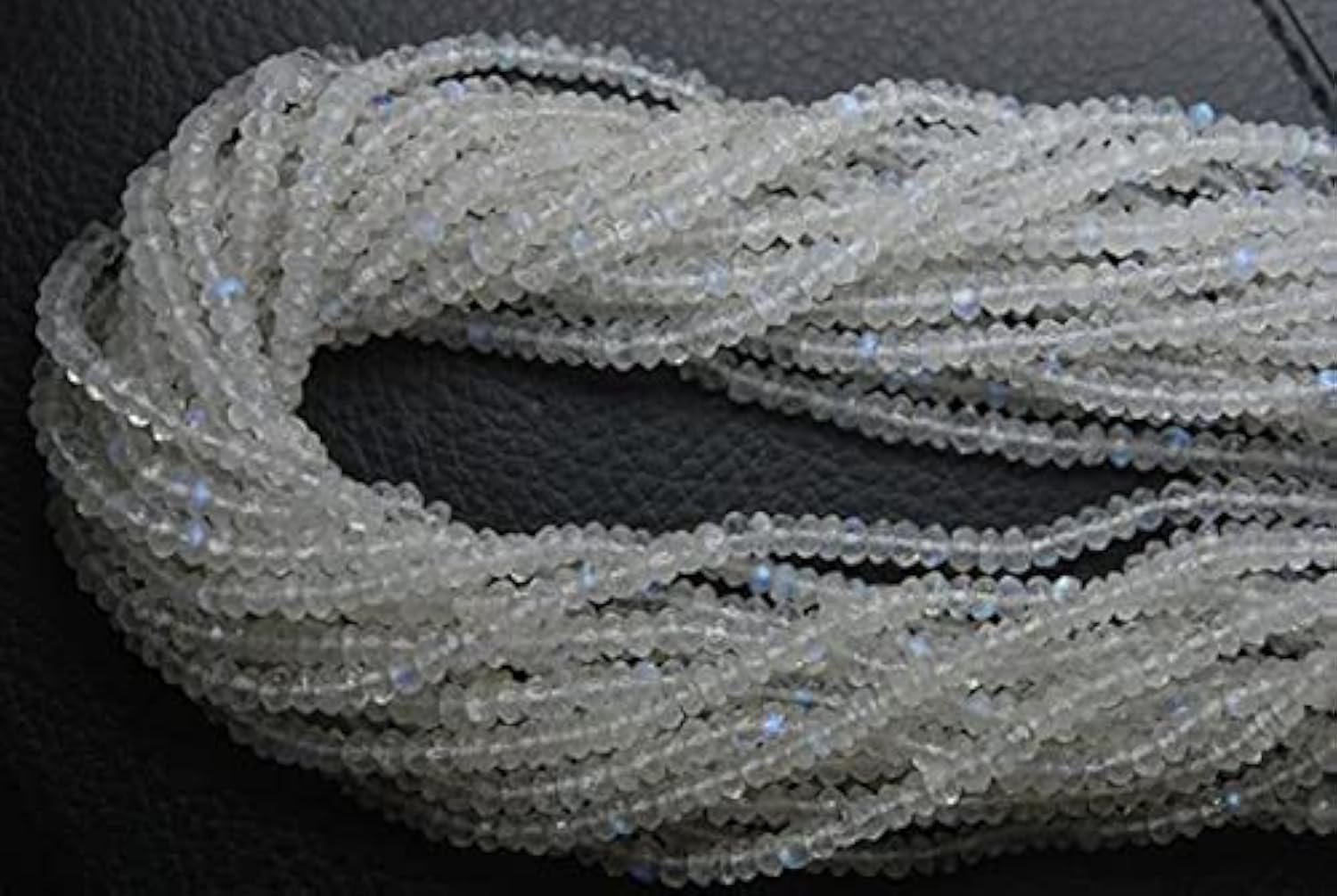Perles en Pierre de Lune Bleue 3mm idéales pour créer vos bracelets bohèmes
