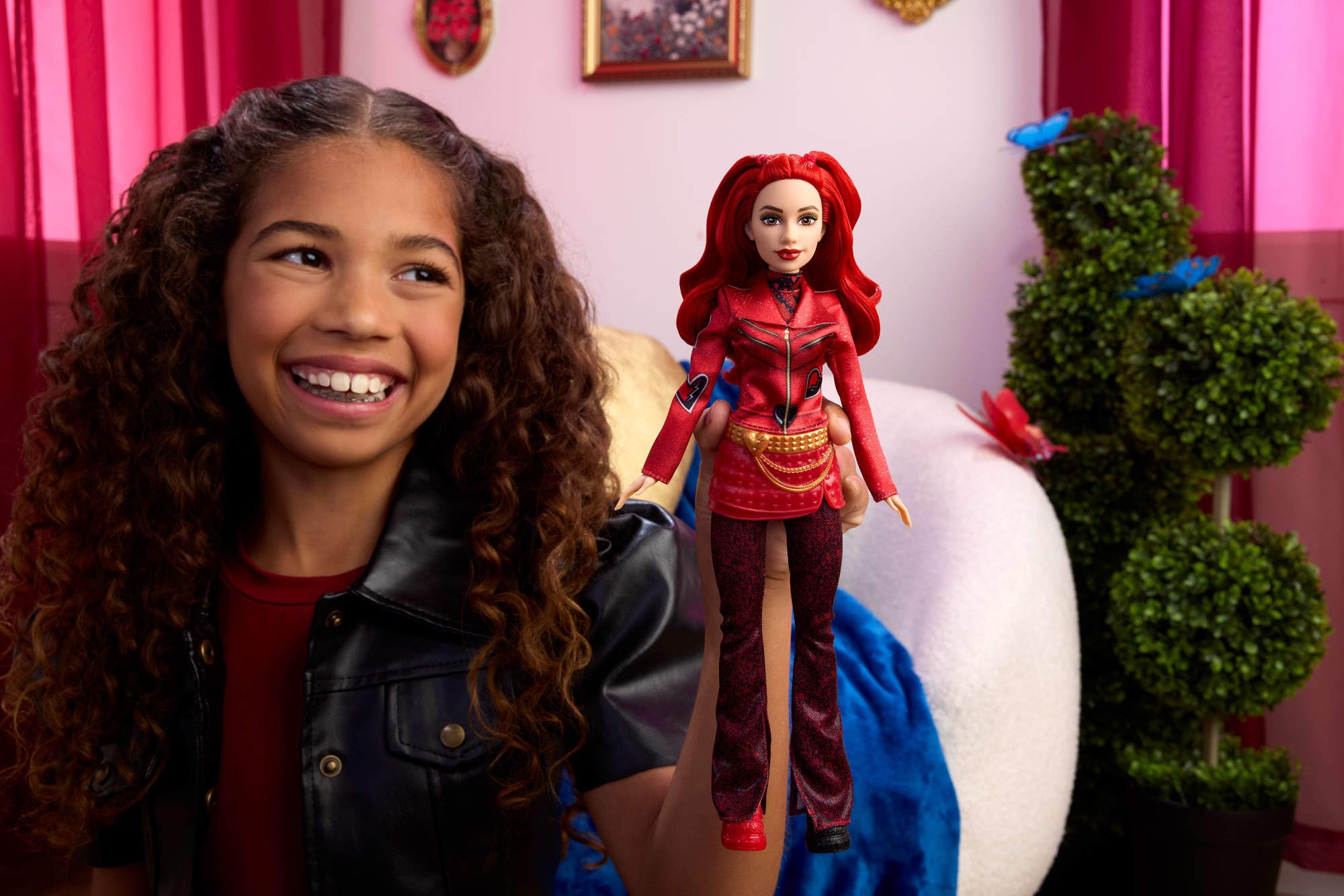 Mattel Disney Descendants: Wicked Wonderland - Red la Ribelle Reale, bambola cantante con abito ispirato al film, premendo sul busto canta "Perfect Princess" in inglese, JMP52 | La bambola canta “Perfect Princess” in inglese e indossa il suo outfit iconi