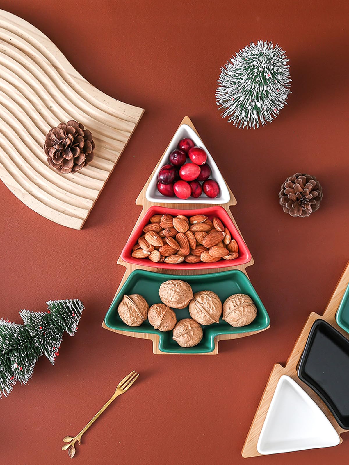 Set di piatti colorati per albero di Natale, 30,5 cm, in ceramica, con vassoio in bambù, albero di Natale, antipasto, dessert, insalata, piattini, ciotola, posate, piatto da portata