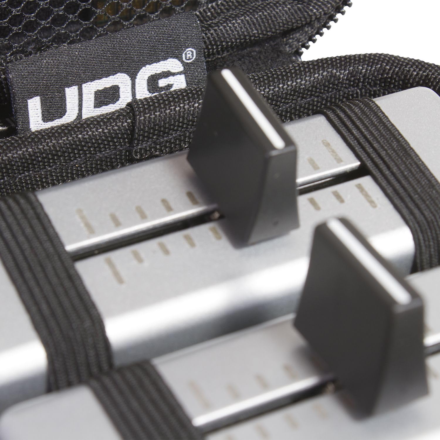 CREATOR. UDG Pokrowiec na sprzęt dj U8472BL - CREATOR PORTABLE FADER HARDCASE MÉDIUM BLACK.