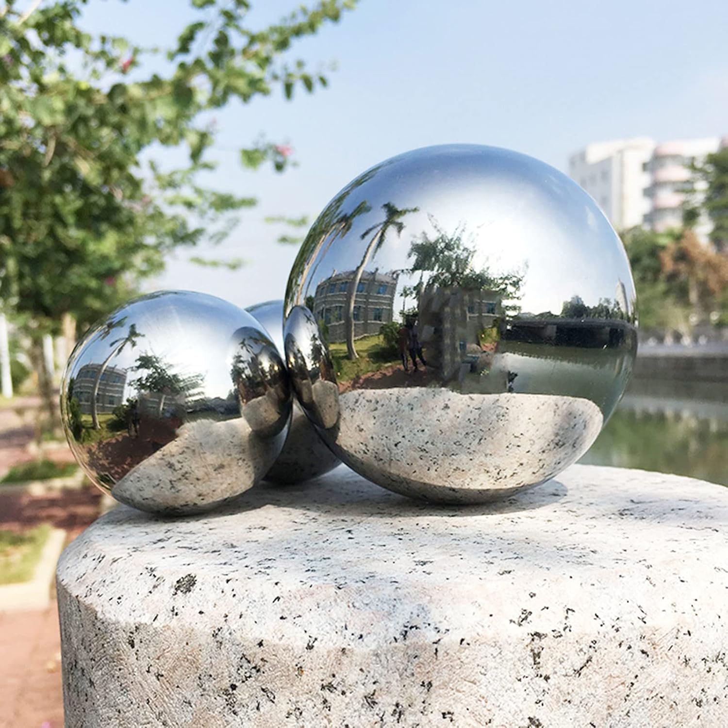 XINGLL Stainless Steel Gazing Ball, Reflective Mirror Hollow Ornament Ball, Home Outdoor Garden Yard Lawn Party Pond Floating Seamless Sphere, Polished Durable ( Color : Silver , Size : 400MM/15.7in )