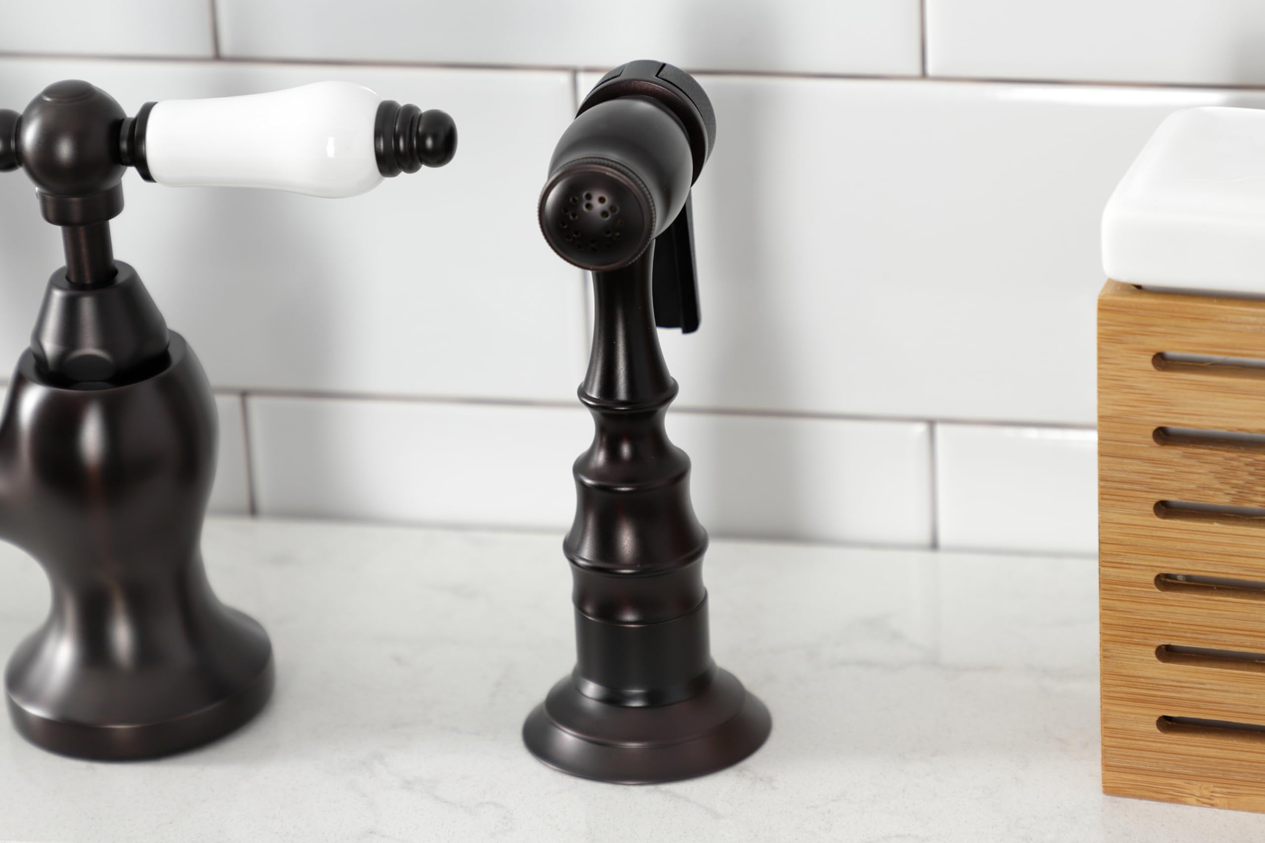 Kingston Englisch Country Kitchen Wasserhahn Aus Messing Mit Spritze – ölgebronzt, Klassisches Design