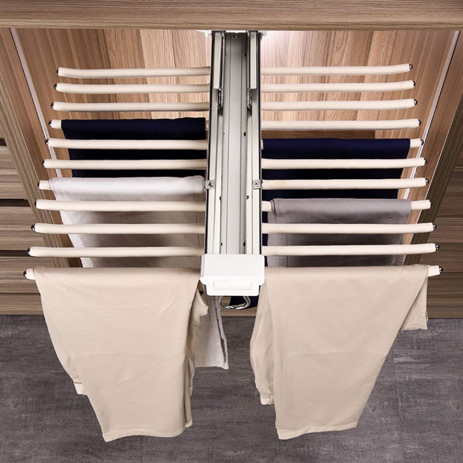 Tringle de placard coulissante : la solution pour ranger 22 pantalons sans plis