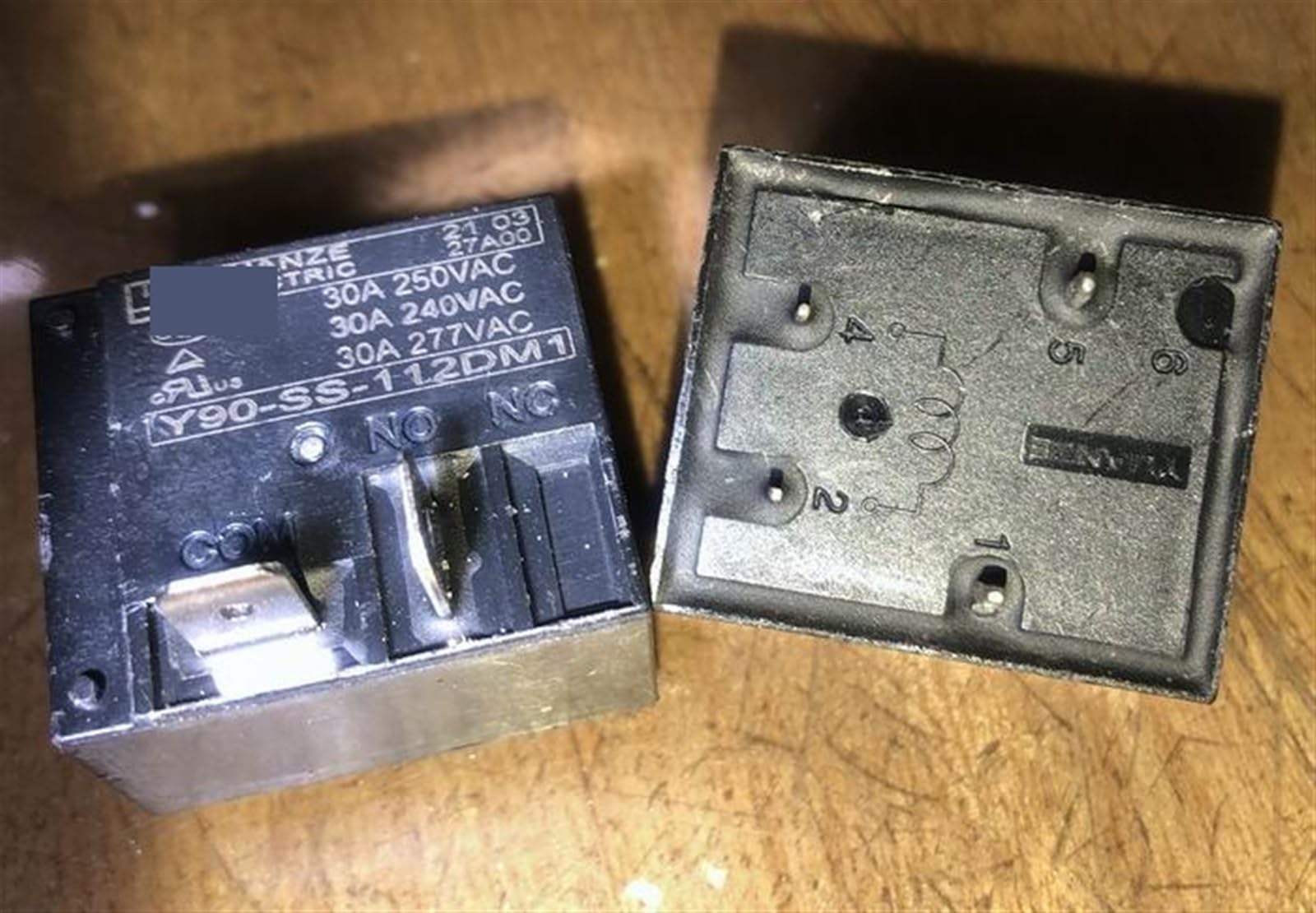 Relé Y90-SS-112DM1 con alta capacidad de 30A y 4 pines de conexión 5