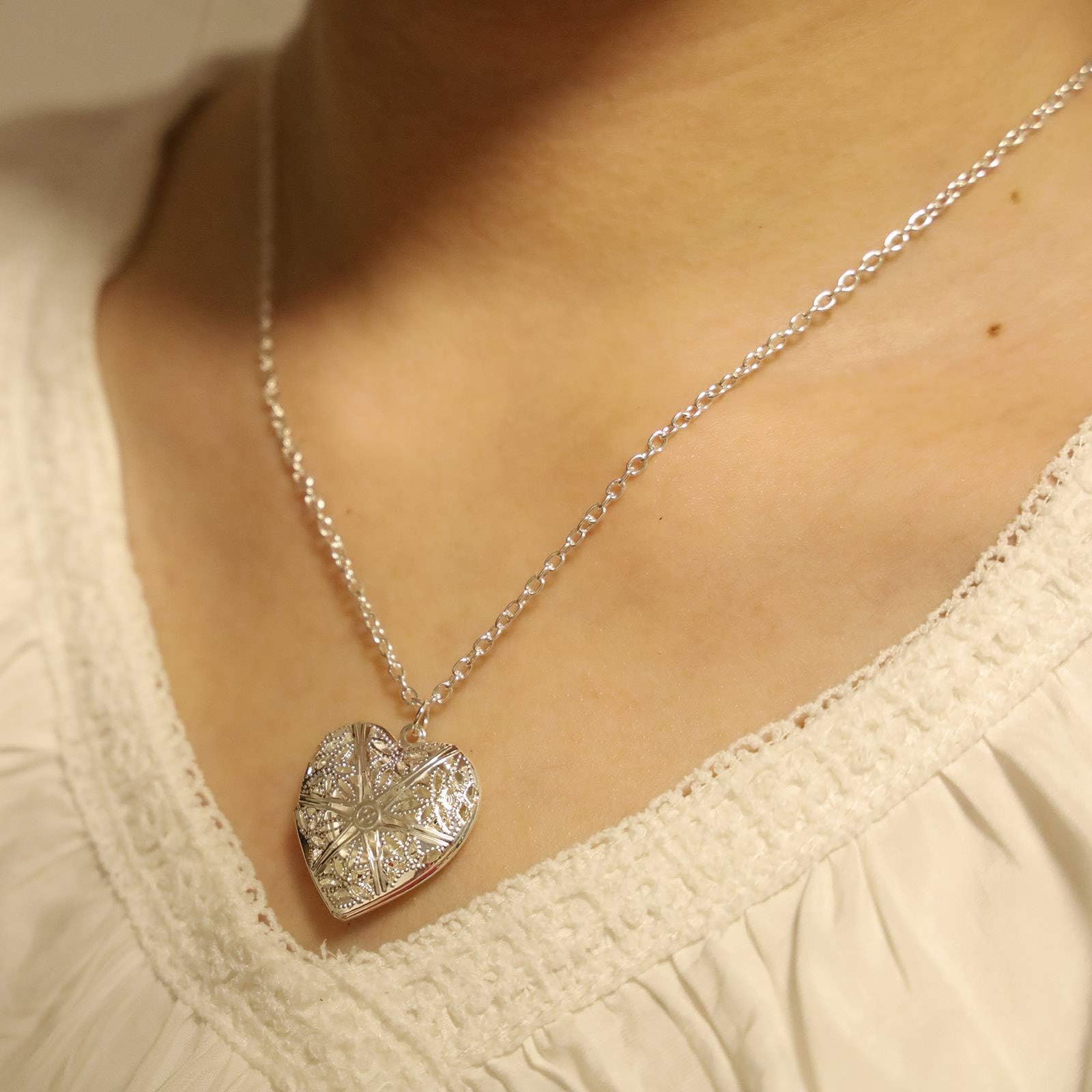 Fashion Heart Necklace Openable Hollow Heart Pendant Engraved Flowers Heart Locket Necklace Jewelry for Women and Girls