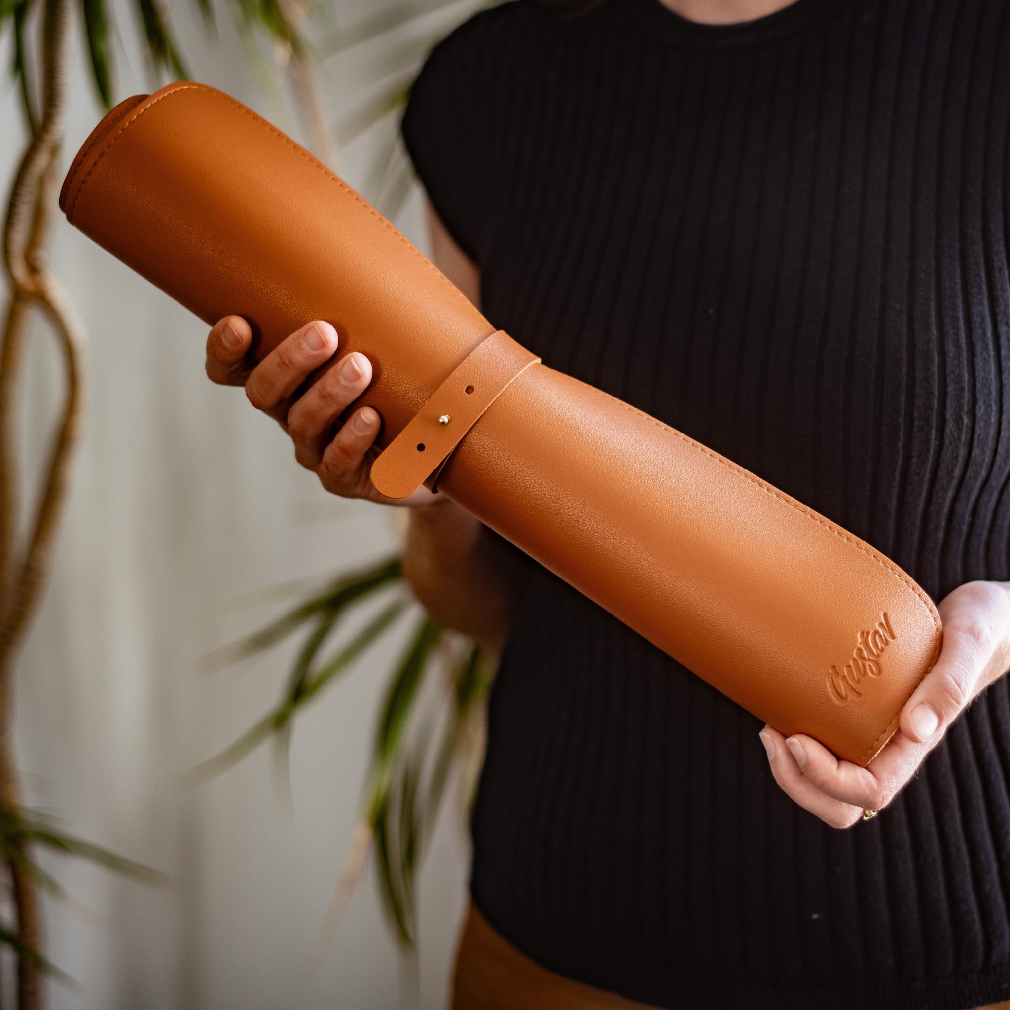 Flexmat by Gustav – Tragbare Schreibtischunterlage & Mauspad | Premium-Veganleder, Rollbar, Rutschfest | Graphit & Kastanie | Passend für Gustav Original & XL (Kastanie)