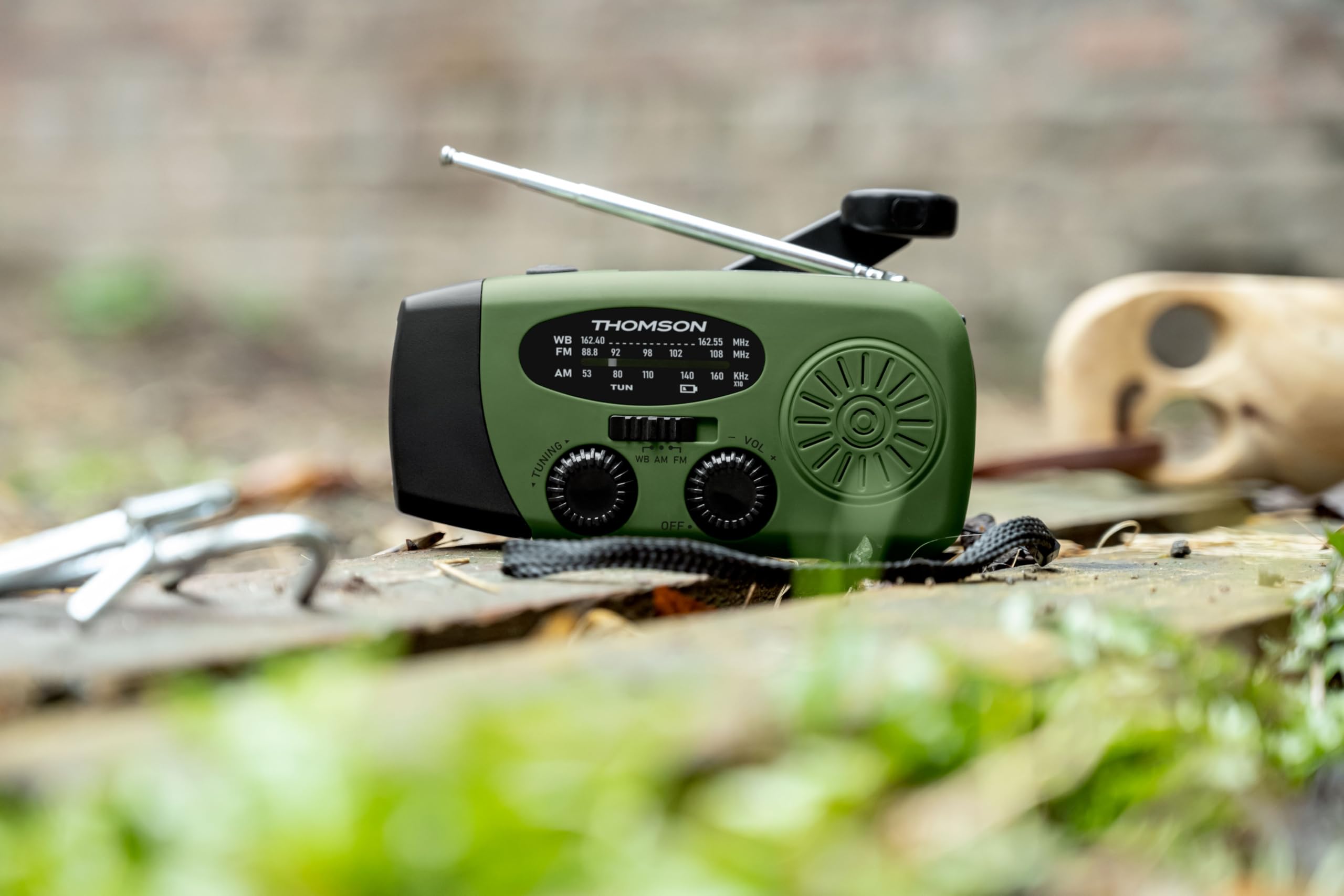 Thomson RT260 - Radio Solar de Emergencia FM/AM con Manivela, Portátil, Función Powerbank Solar 2000mAh, Linterna sin Pilas con Dinamo LED, botón SOS, Doméstica y de Camping