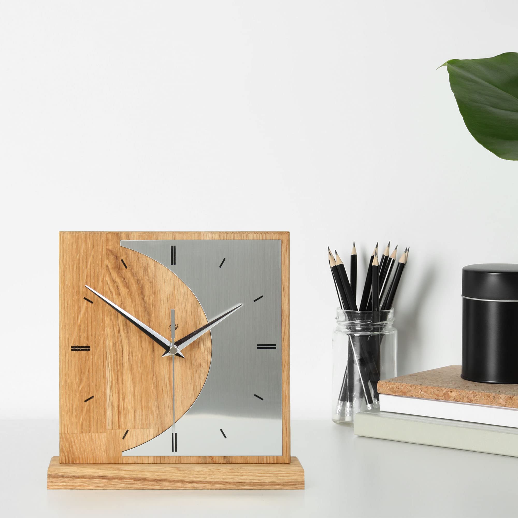 Kreative Feder Designer-STANDUHR „Silvermoon“ aus Eichenholz – analoge TISCHUHR ohne Tickgeräusche (leises Funkuhrwerk, Eiche)