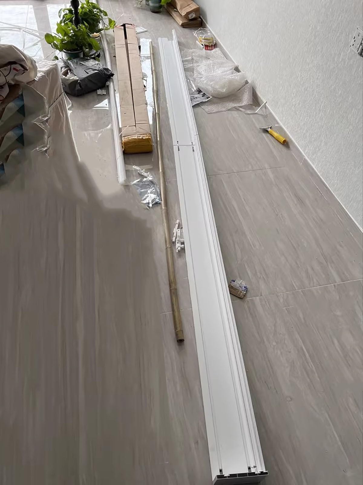 Gardinenblenden, weiß/graue Gardinenblenden-Abdeckung für 1 m-7 m lange Deckenschienen, dekorative Zierleiste für Fenster und Balkone, stilvolle Blende für die Inneneinrichtung (1,9 m/6,2 Fu