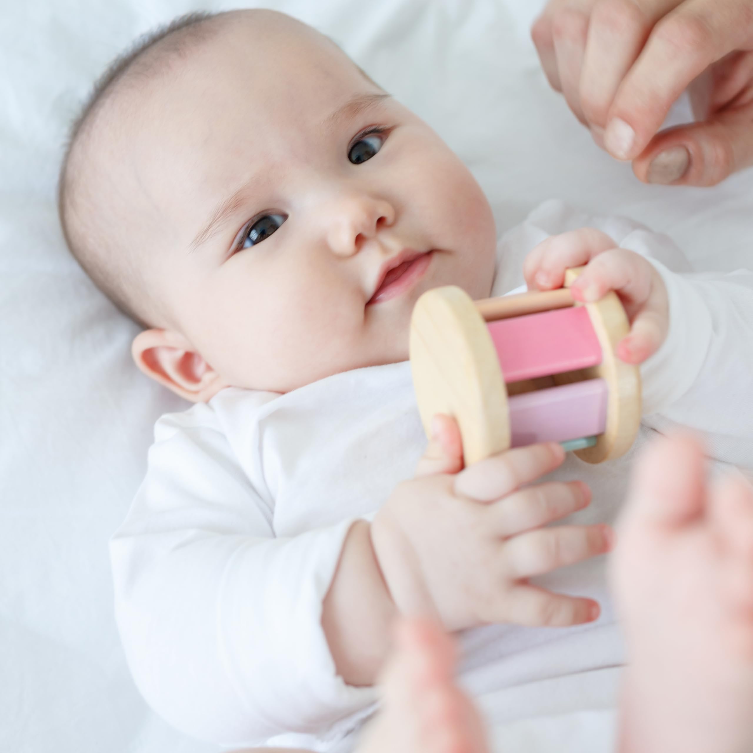 PlanToys Sonaglio Baby - Rodari Baby Arcobaleno - Sonaglio in Legno con Suono Morbido al Rotolo, Giocattolo in Legno per Bambini 6 Mesi - Giocattoli di Legno - Regalo per Neonati - Torta