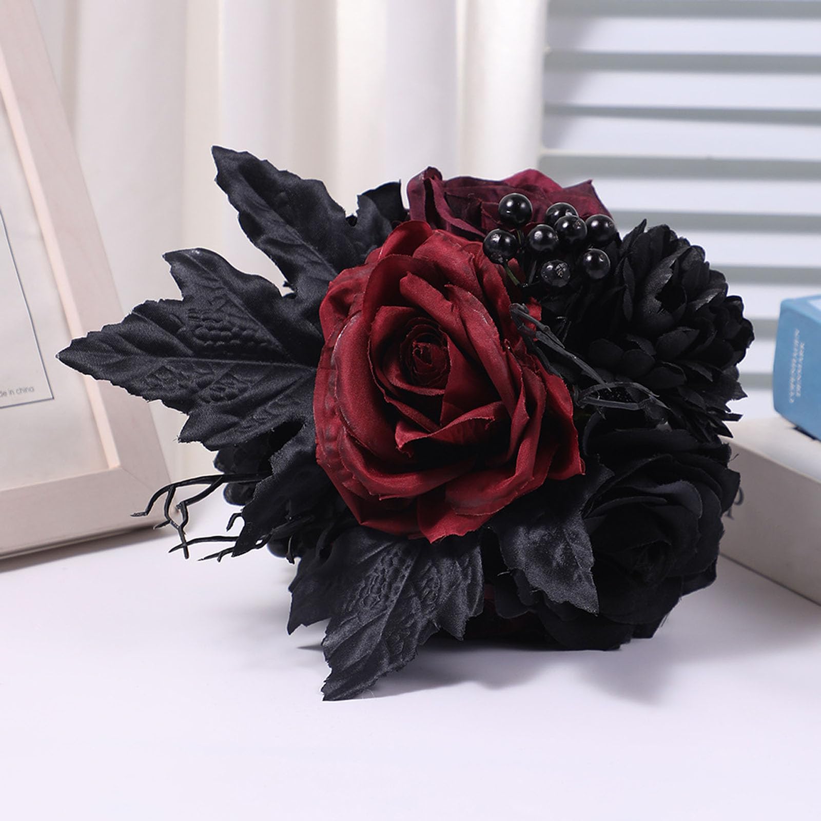 Bouquet de mariage sombre style gothique noir et bordeaux rose pour mariée