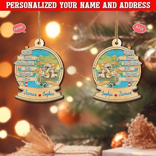 Miniatura 3 de Adornos de viaje personalizados para parejas, adornos de Navidad impresos para parejas que viajan, aventuras de pareja de Navidad