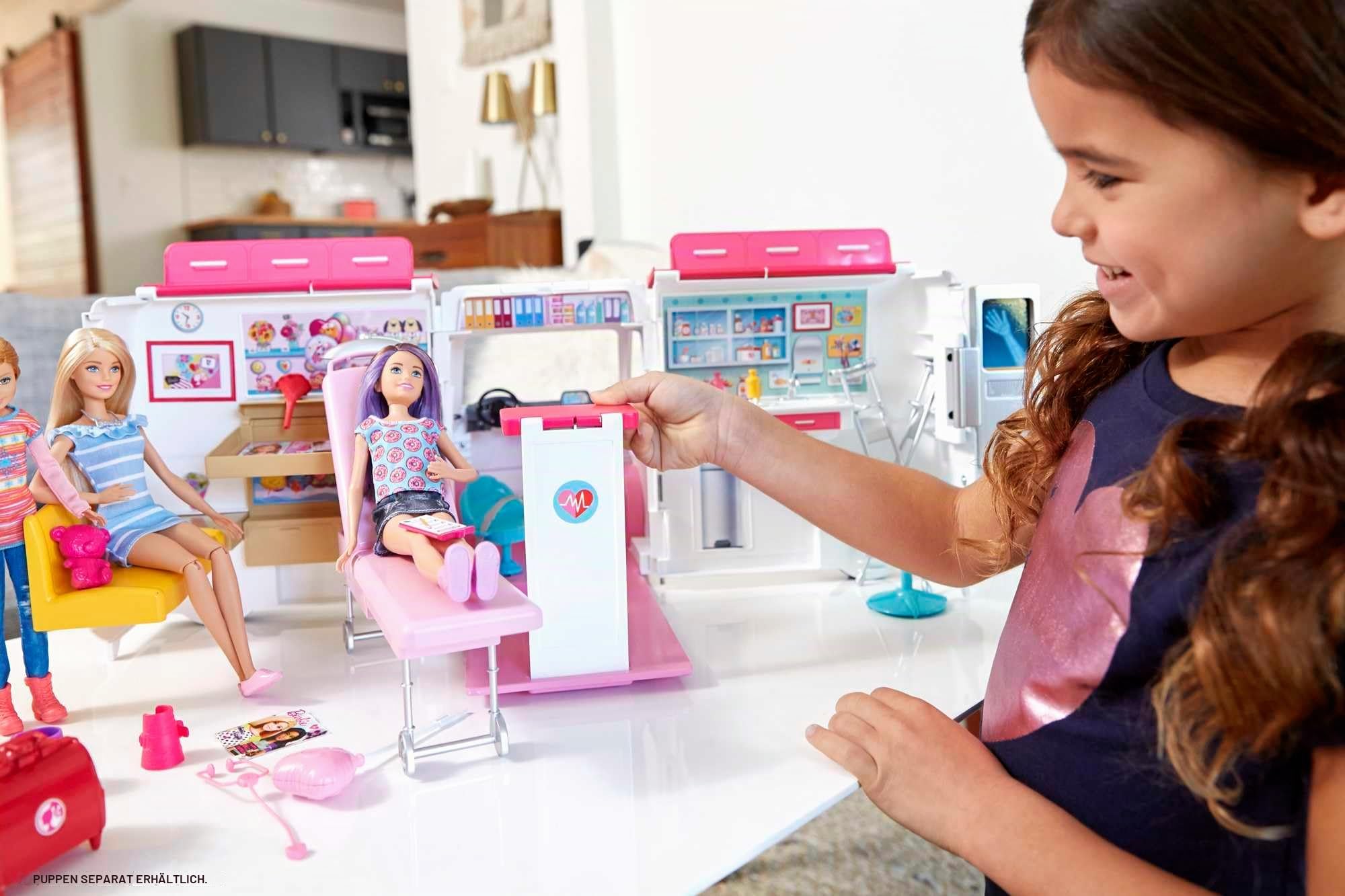 Barbie Krankenwagen, 2-in 1 inkl. aufklappbarem Krankenhaus-Spielset mit Licht und Geräuschen, 20x Barbie Zubehör wie Arztkoffer und Krücken, Spielzeug ab 3 Jahren, FRM19