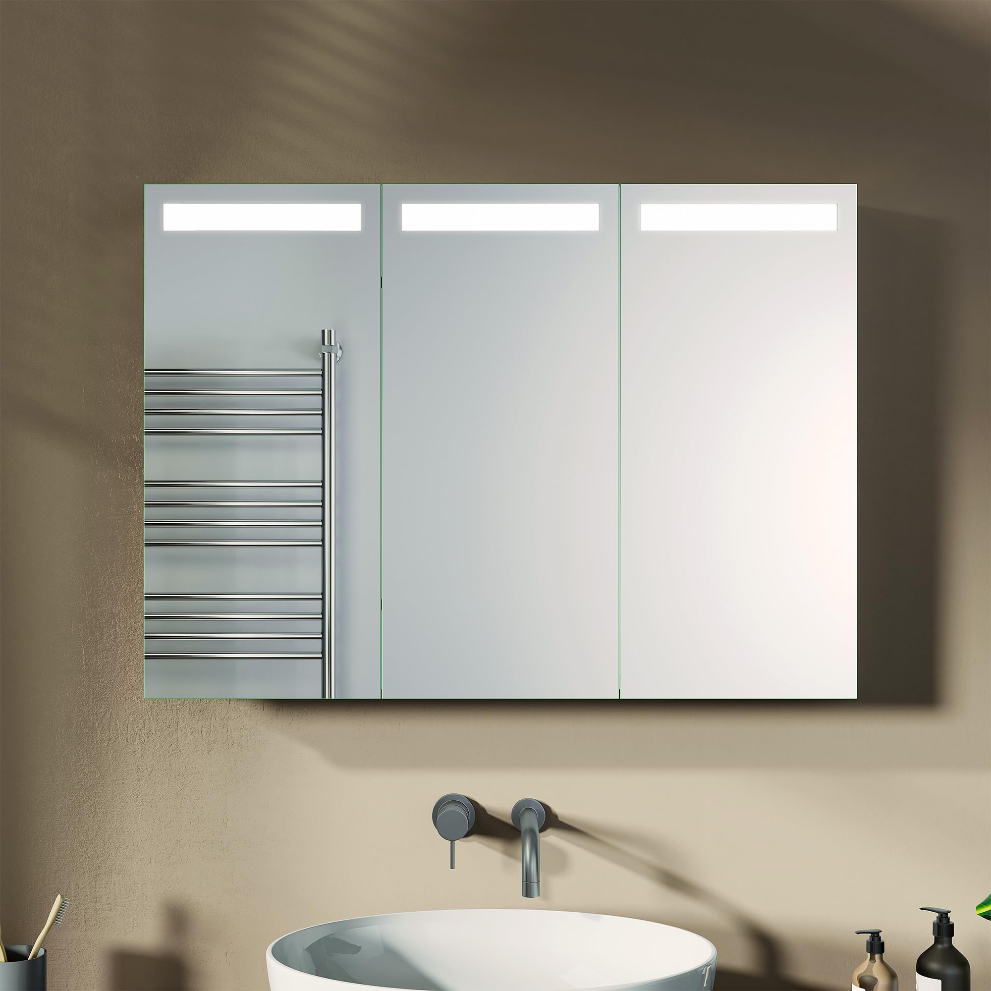 SUNXURY Armario con espejo para baño con iluminación, 90 x 65 cm, 3 puertas, LED, con interruptor basculante, resistente al agua, acero inoxidable, armario colgante con enchufe