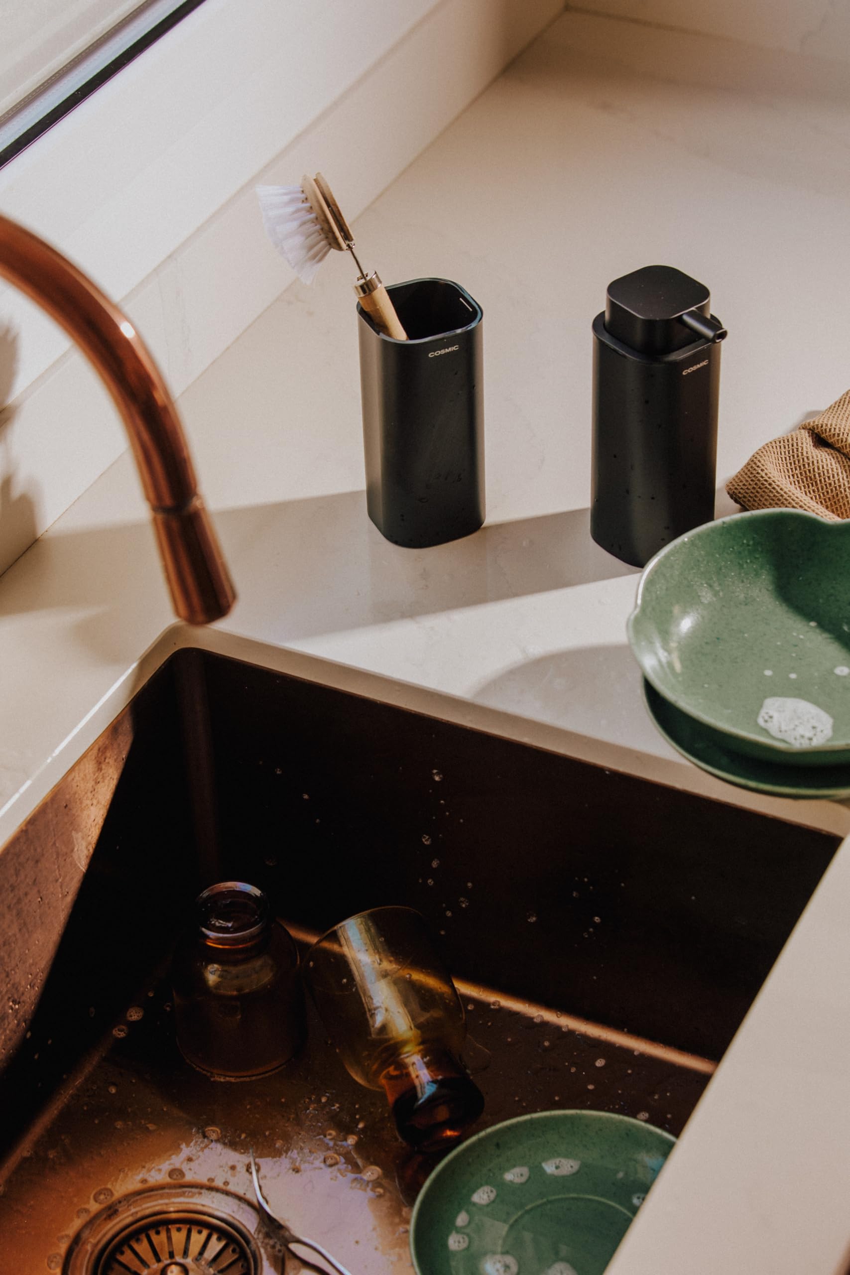 Lote de Productos para baño formado por Dispensador de Jabón y Portacepillos NEA Blanco Mate
