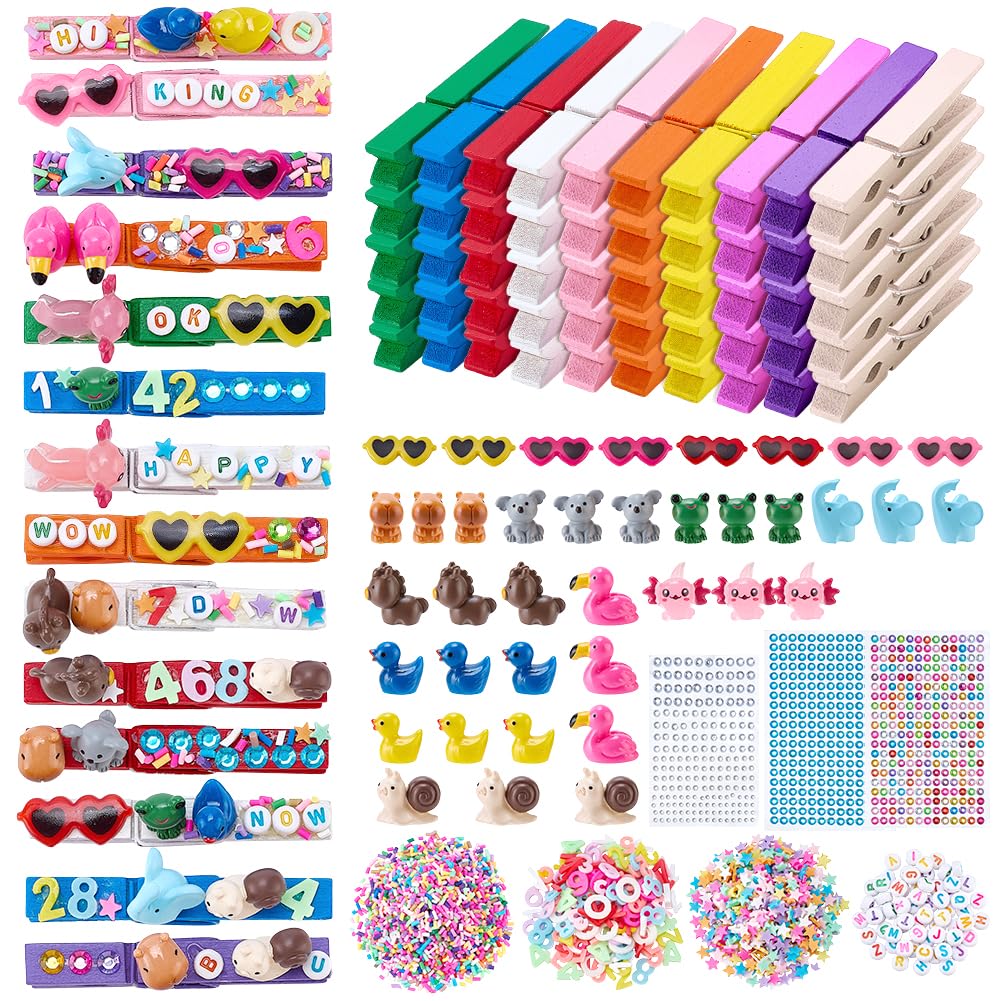 WEBEEDY Juego de 100 pines de animación con 100 clips de madera de colores, 80 mini patos, rana, elefante, caballo, decoración, cuentas de letras, calcomanías para mochilas, decoración de animadoras
