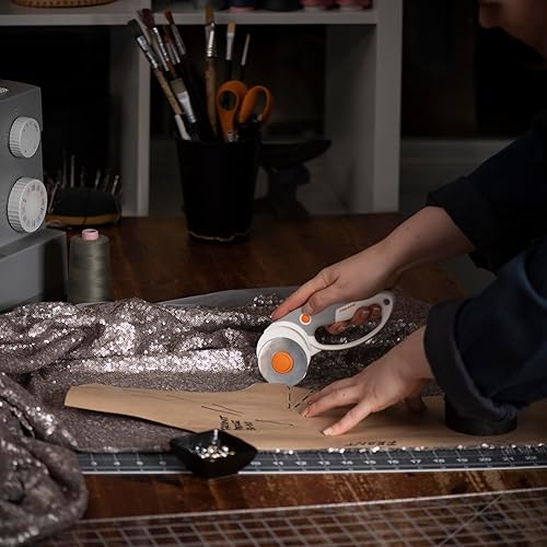 Miniatura 7 de Fiskars Cortador giratorio de 2.362 in para tela, cuchilla de corte rotativa de titanio, suministros para manualidades, proyectos de costura y