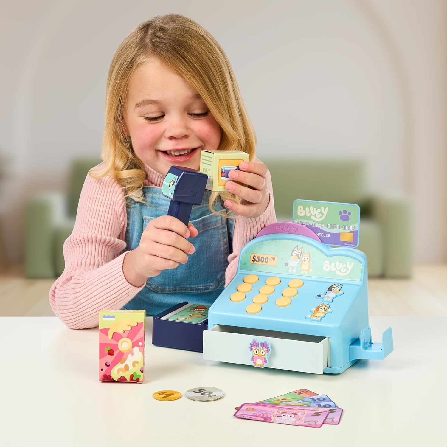 BlueY Caisse enregistreuse Les Boutons émettent des bips, des Sons et des répliques de et Bingo. Scanne des Articles comme si tu gérais Un Magasin. Contient Une Carte bancaire et de l’Argent !