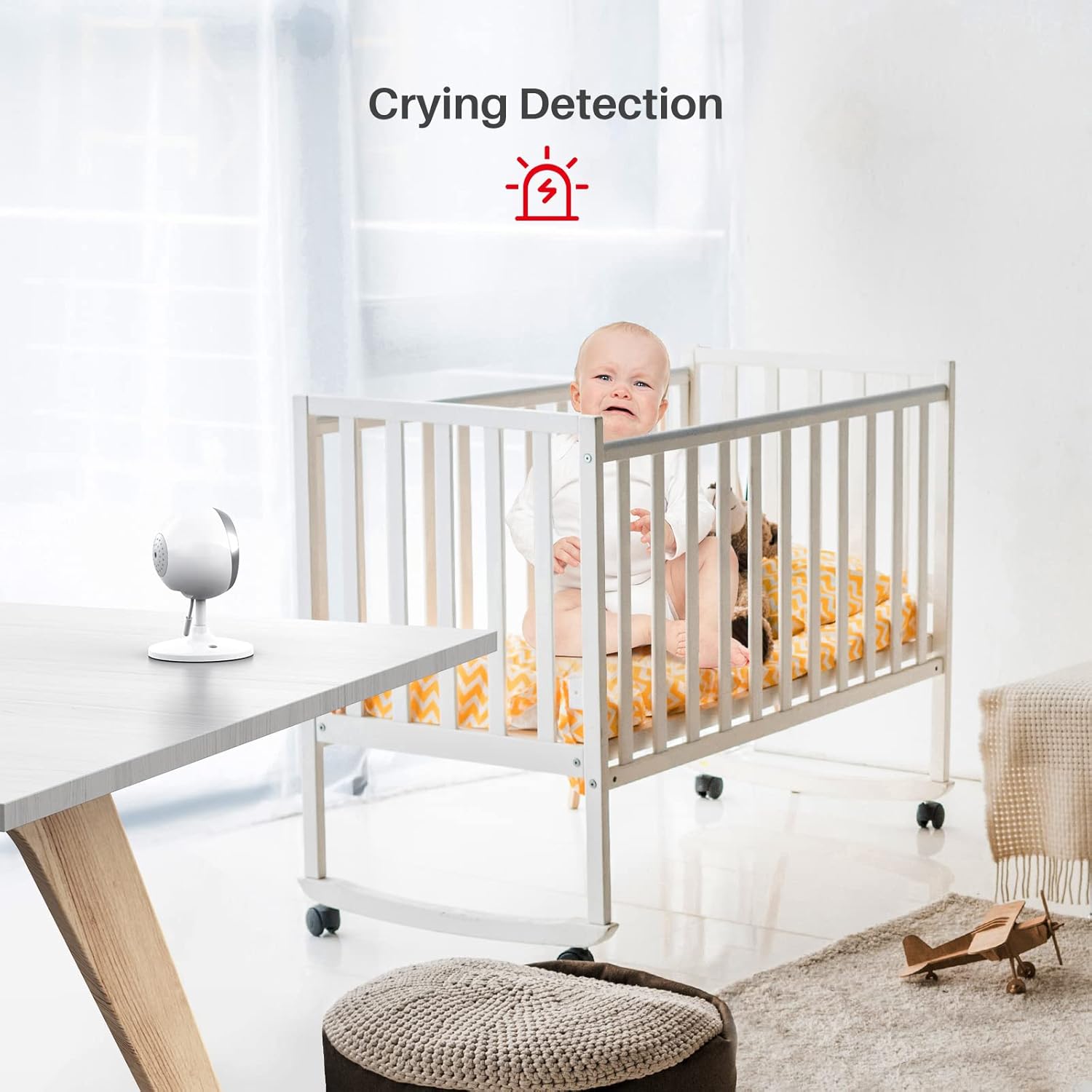 Үстүндө ыйлаганды аныктоочу сигнализация сүрөтчөсү бар бешиктеги бала