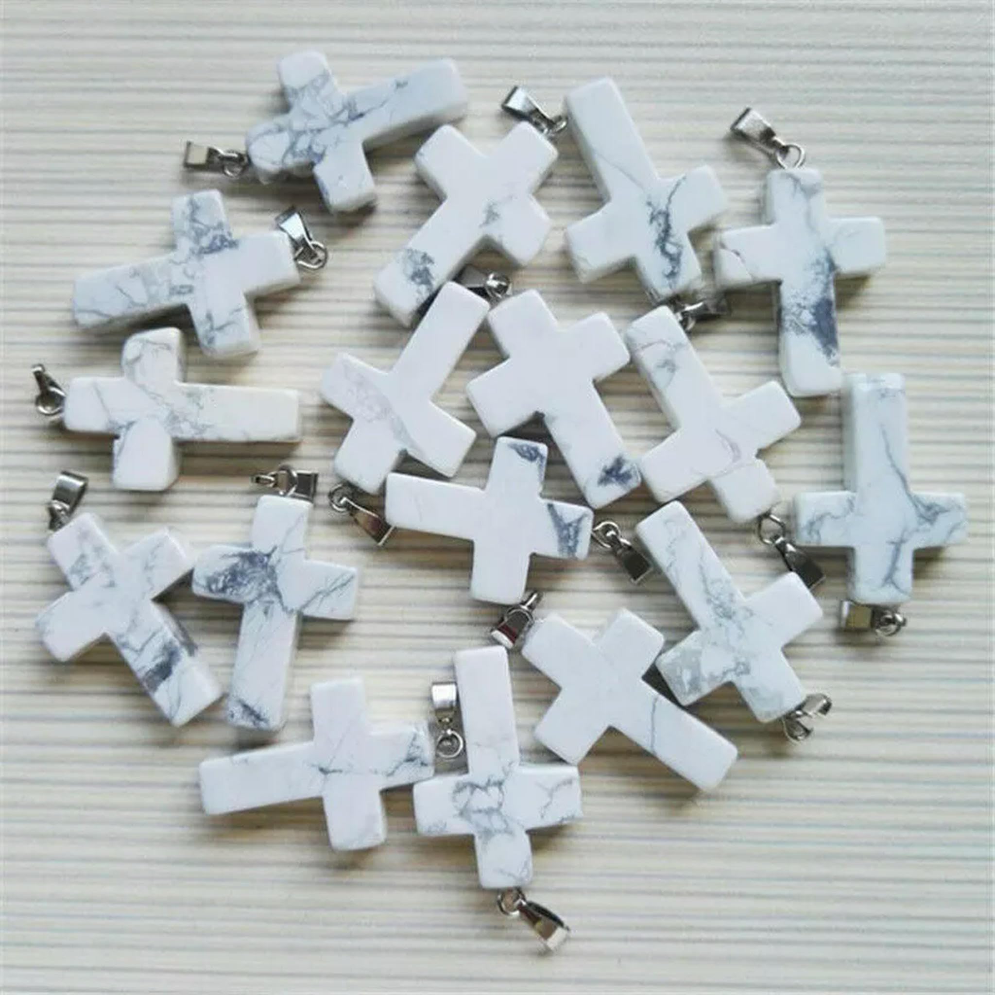 Pendentifs en croix en turquoise blanche : lot de 50 pièces pour créer