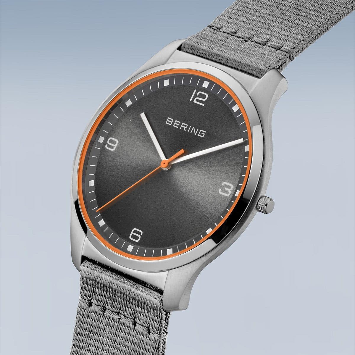 Bering Herren Quarz Uhr | Armbanduhr 43 mm Edelstahlgehäuse und Sunray Zifferblatt | Natoarmband | Saphierglas | 3 ATM | 18342