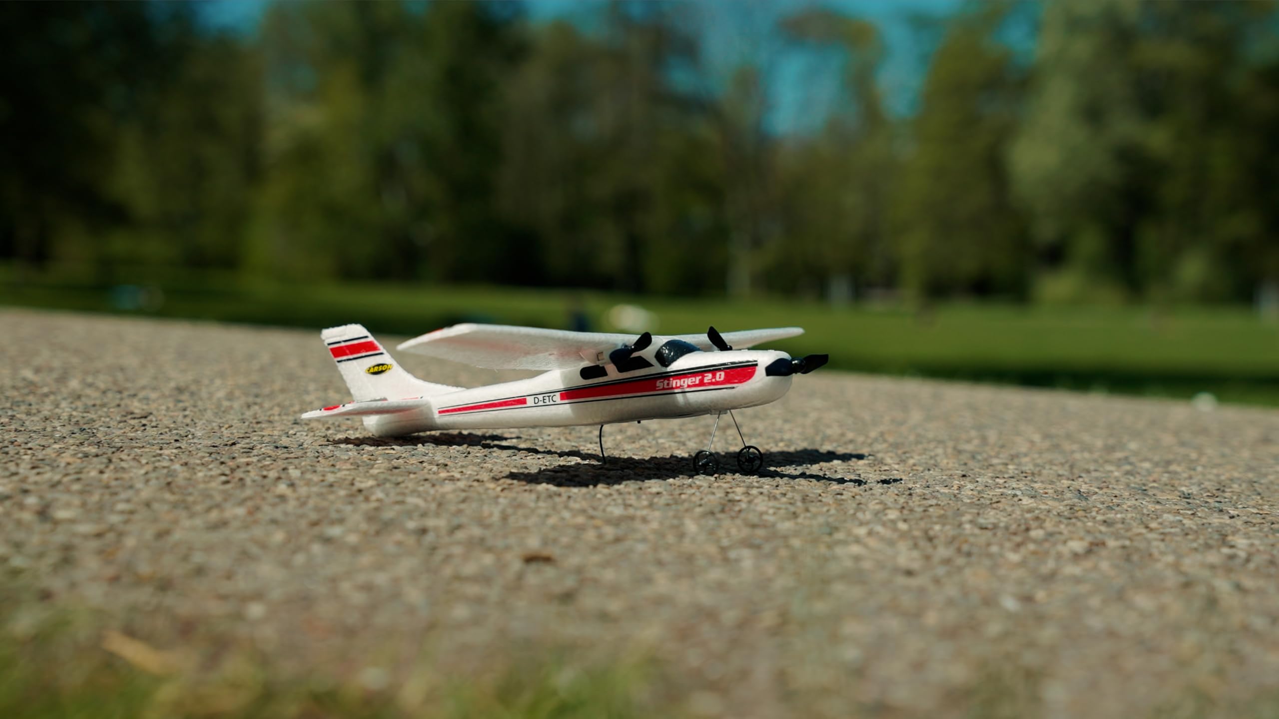 Carson Stinger 2.0 2,4 GHz 100% RTF - samolot RC dla początkujących, stabilizacja żyroskopowa, sterowanie radiowe 2,4 GHz, zdalnie sterowany samolot, biały/czerwony
