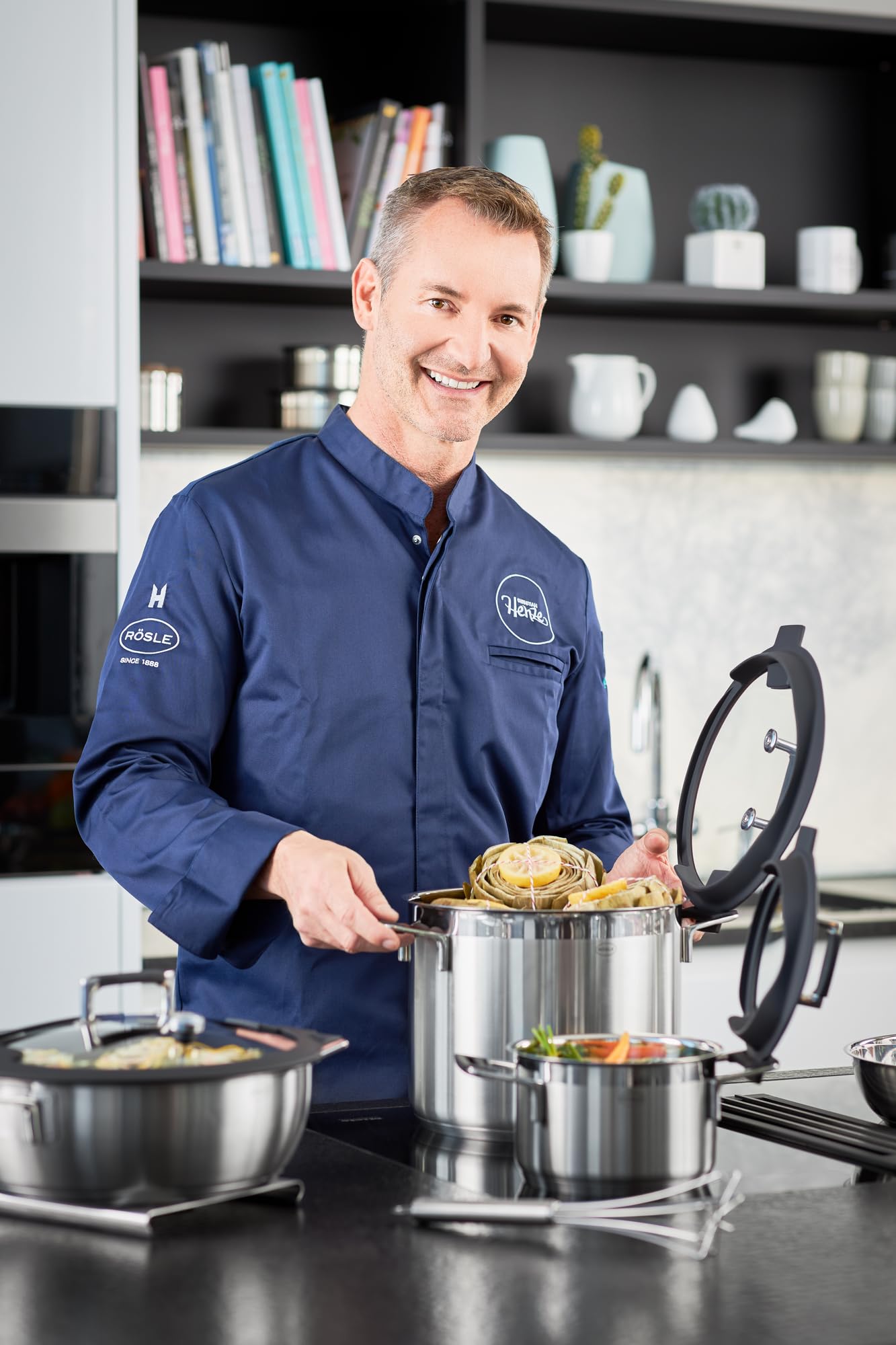 RÖSLE SILENCE PRO Topf-Set 5-tlg., Universaltopfset mit 3 Kochtöpfen, 1 Bratentopf und 1 Stielkasserolle, Edelstahl 18/10, Glasdeckel, Innenskalierung, induktions- und spülmaschinengeeignet