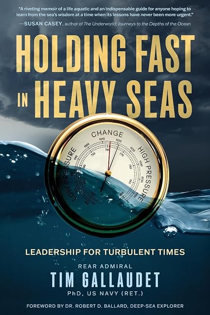 Portada de Holding Fast in Heavy Seas: Leadership for Turbulent Times by Rear Admiral
