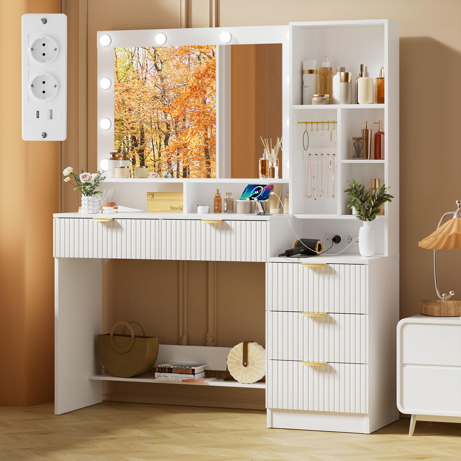 TRIUMPHKEY Schminktisch mit Spiegel und Licht mit LED-Beleuchtung mit Steckdosen (AC,USB&Type-C) 5 Schubladen 7 offene Stauräume mit Schmuckhaken, Make Up Tisch modern 149x114x40cm Satinweiß