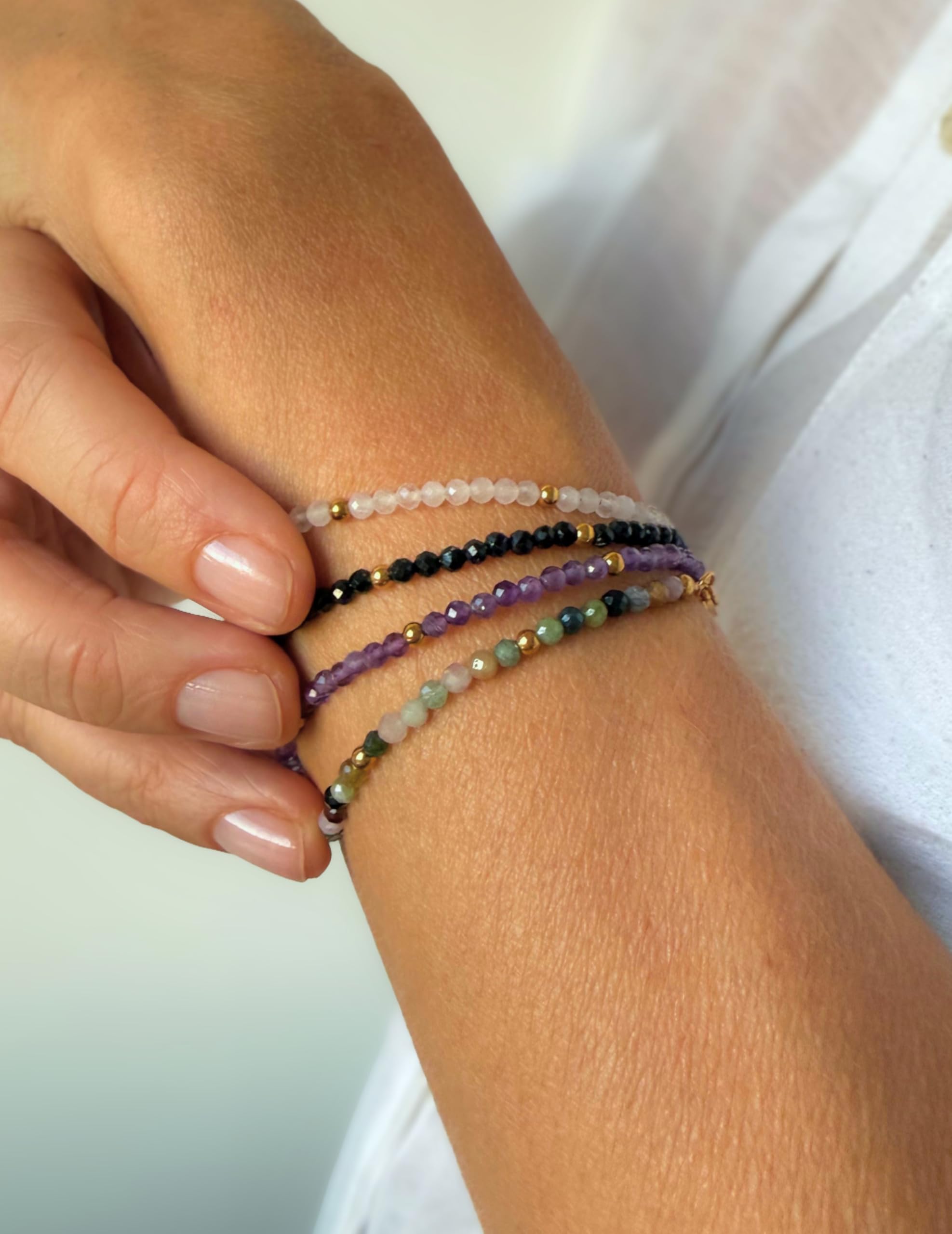 happymaker - Bracciale donna con Ametista, pietra naturale viola, perline e chiusura in acciaio inox placcato oro 18k, pietra di nascita febbraio, fatto a mano in Germania, confezione regalo