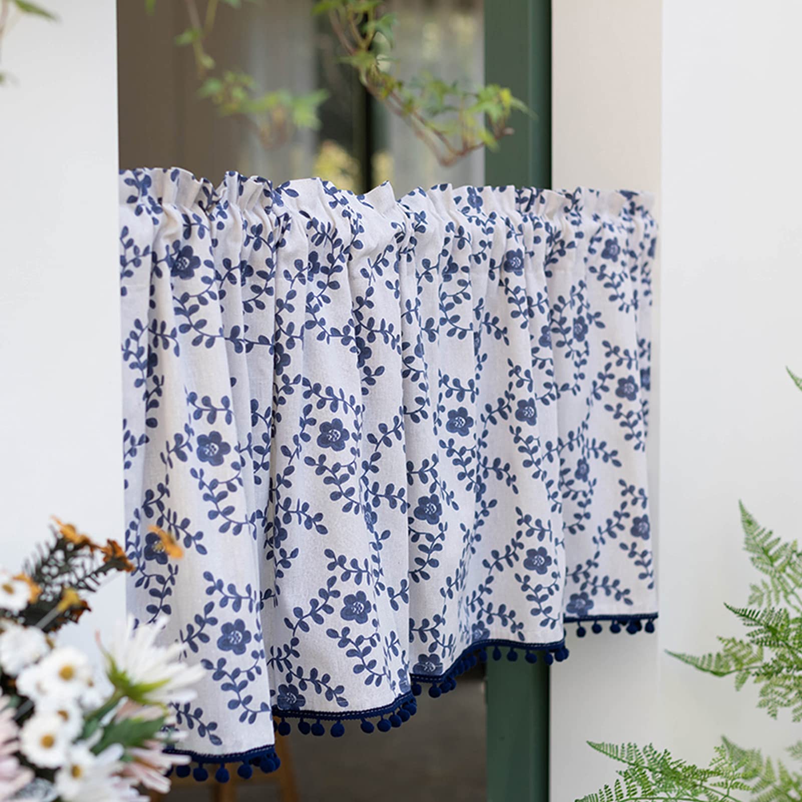 Rideaux à étages avec boules de poils pour une décoration de fenêtre douce et poétique