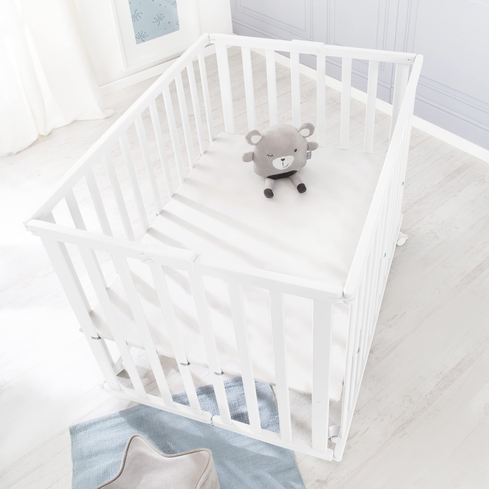 roba Laufgitter klappbar 75 x 100 cm - Platzsparender und faltbarer Baby Laufstall - Mobiles Krabbelgitter inkl. Rollen - 2-fach höhenverstellbar - Holz weiß