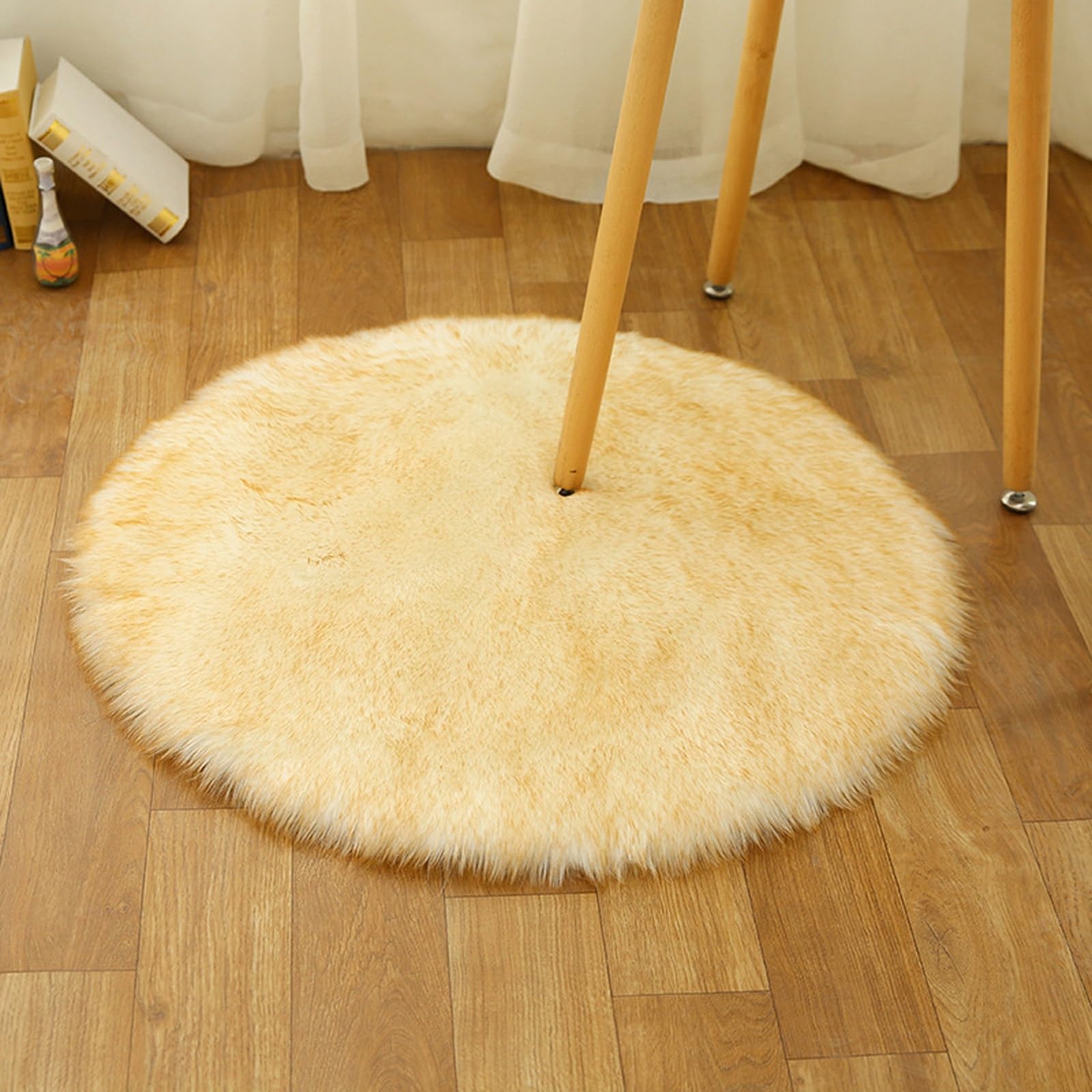 Tapis rond à poils longs fausse peau de mouton pour créer un coin lecture cocooning