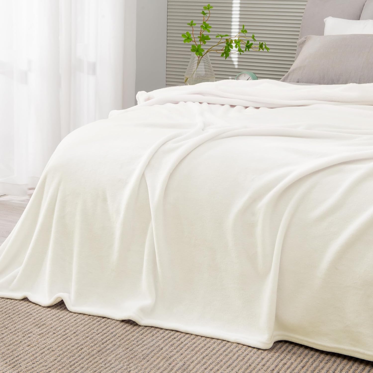 BEDELITE Fleece Blanket King Size Blankets for Bed, Luxury Plush Cozy Fuzzy Blanket 108x90 inches, Super Soft Warm Lightweight Throw Blanket All Seasons Suitable, Cream - Image 2